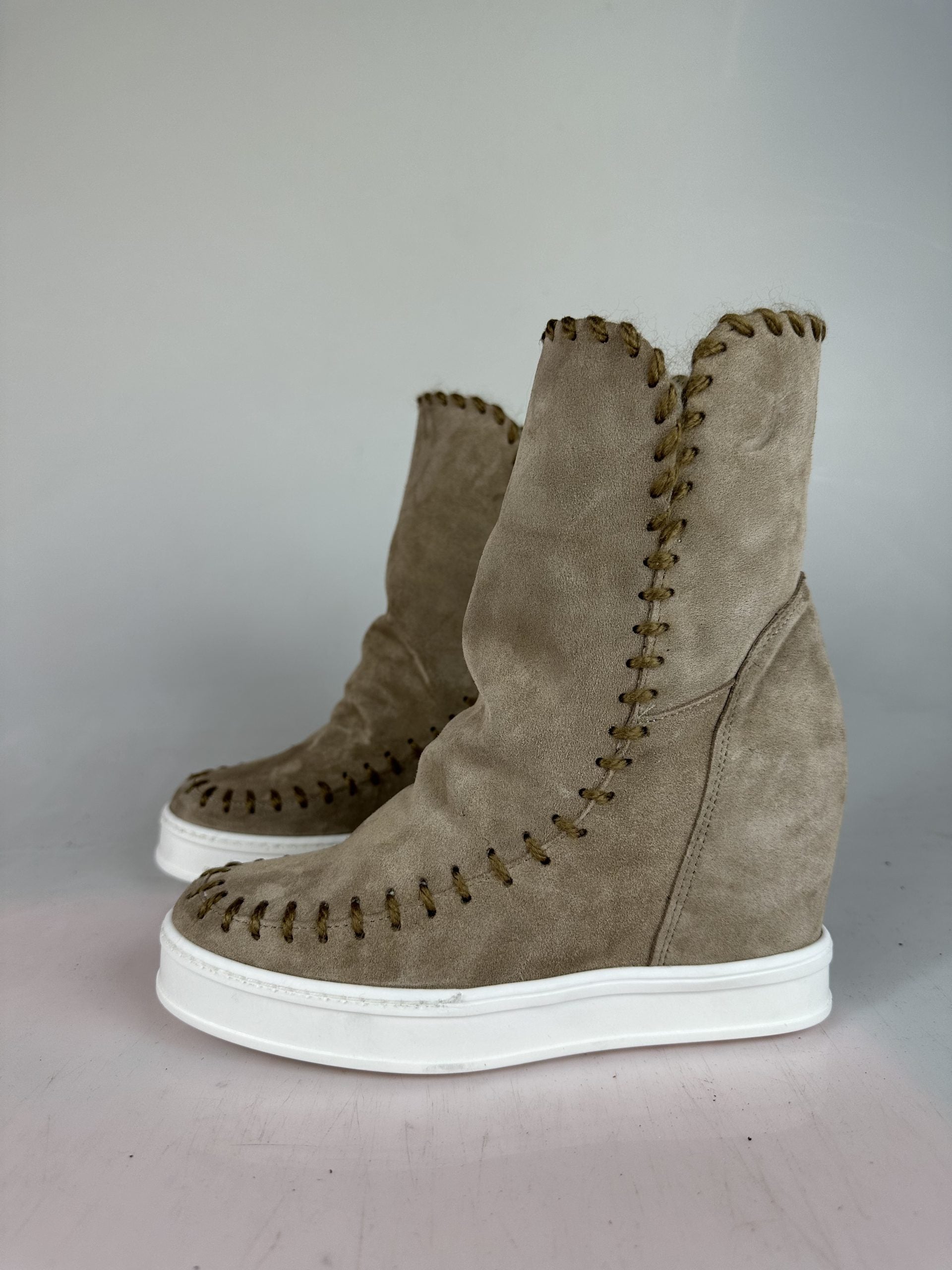 Louu beige suede with brown stitching