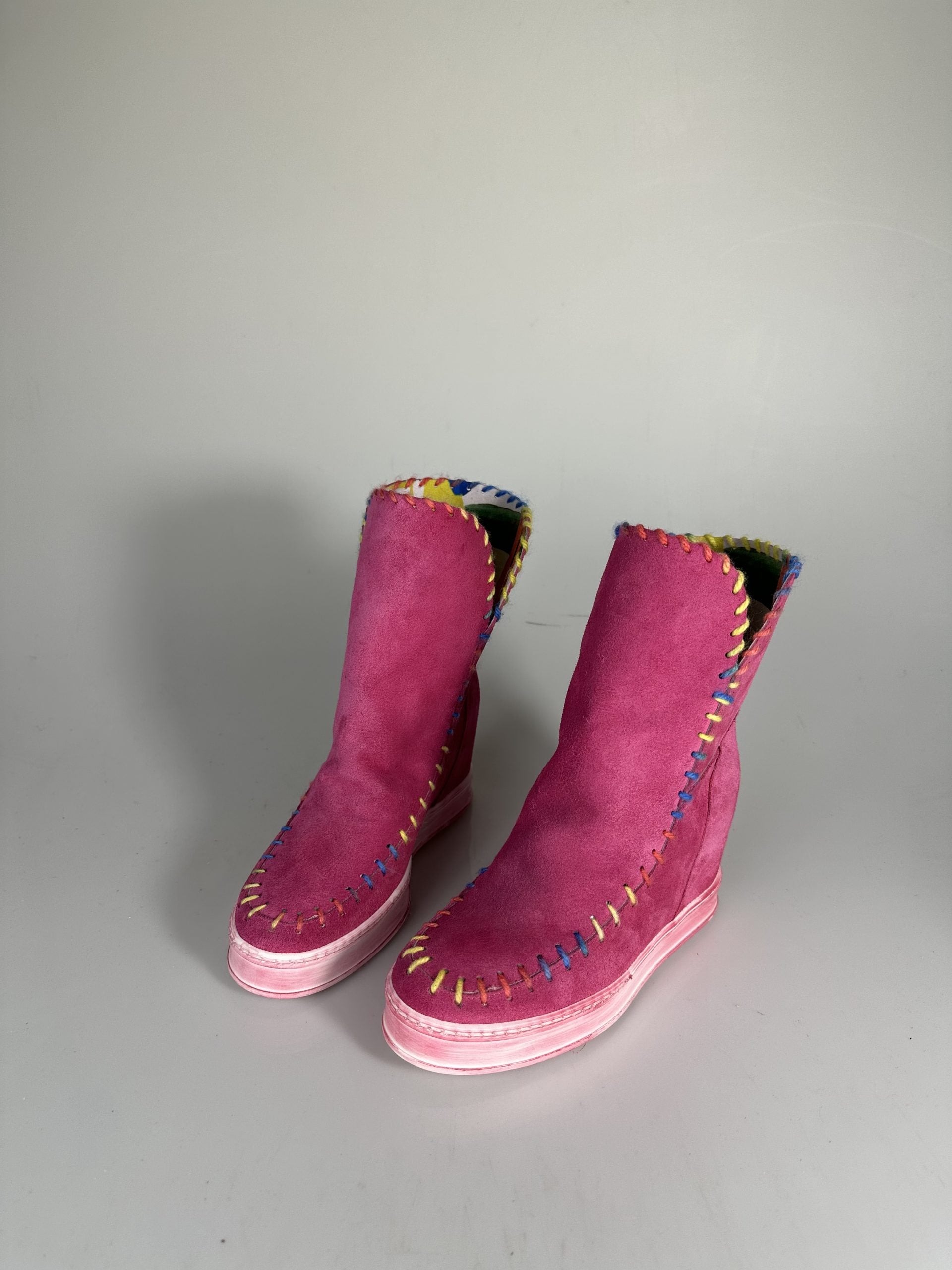 Louu ante fucsia con costuras multicolor