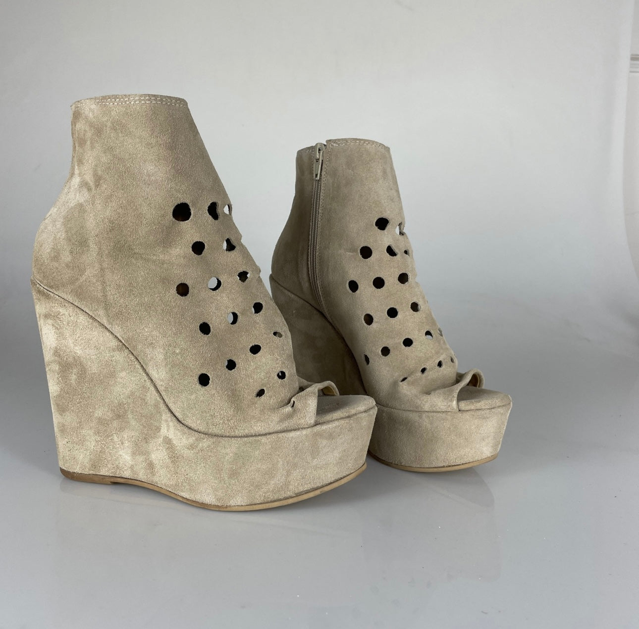 Carmensita beige agujeros de leva