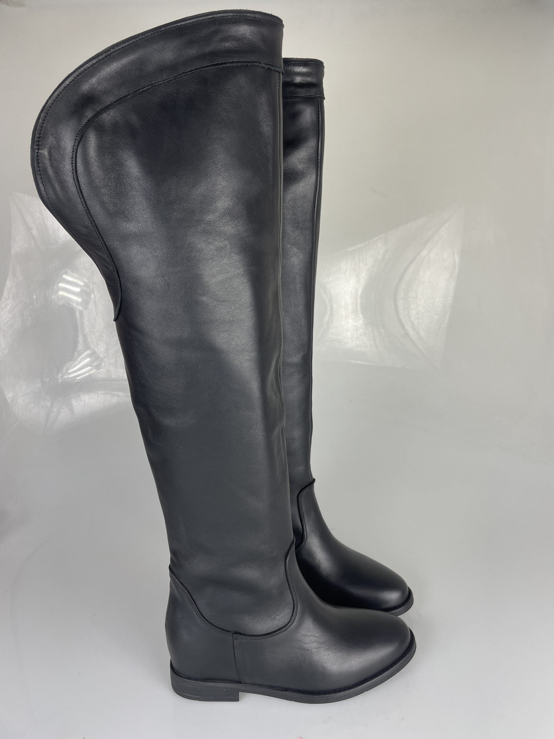 Fury de cuero negro (cuña interna)