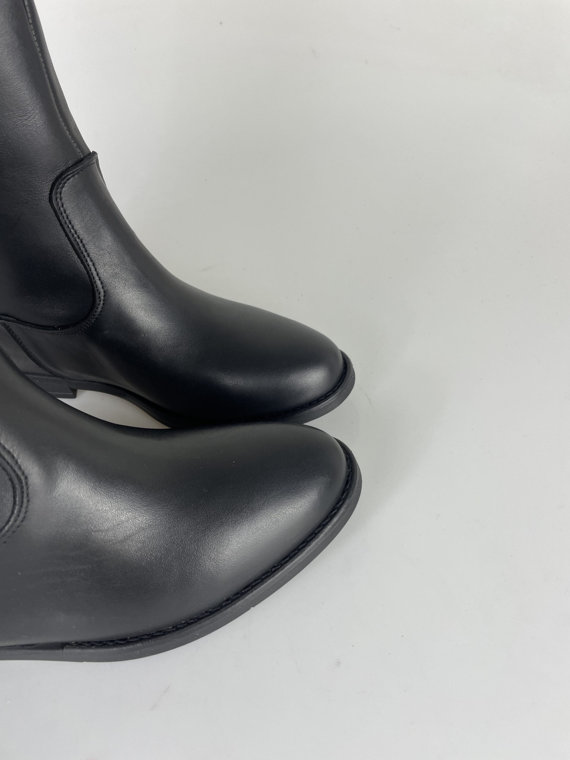 Fury de cuero negro (cuña interna)