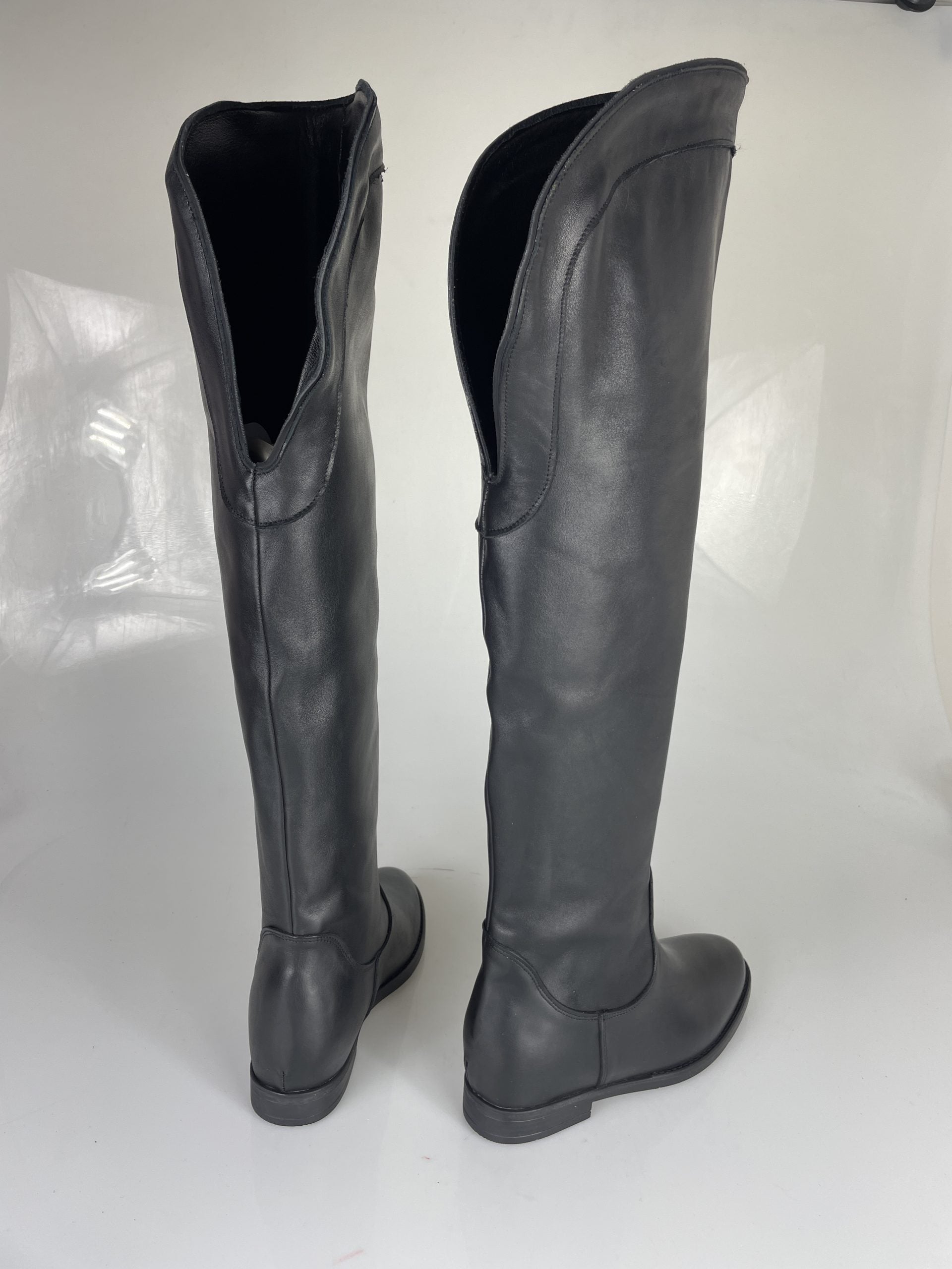 Fury de cuero negro (cuña interna)