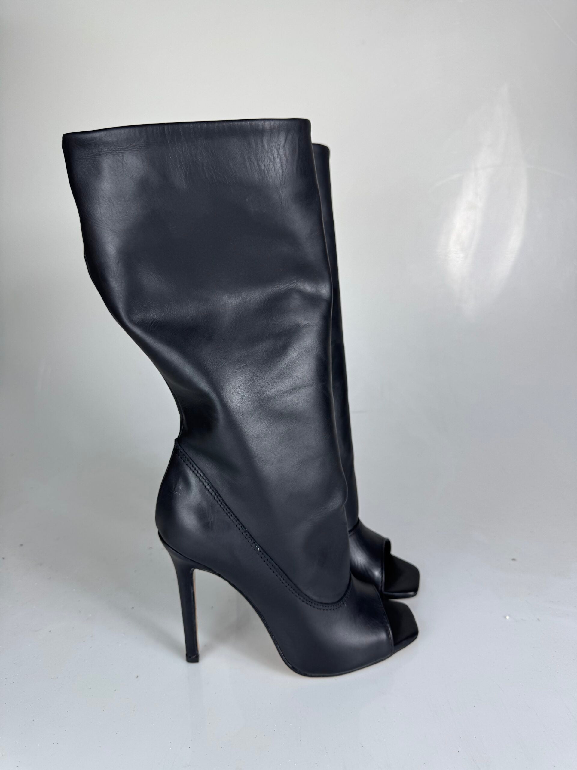 Marika2024 cuero negro