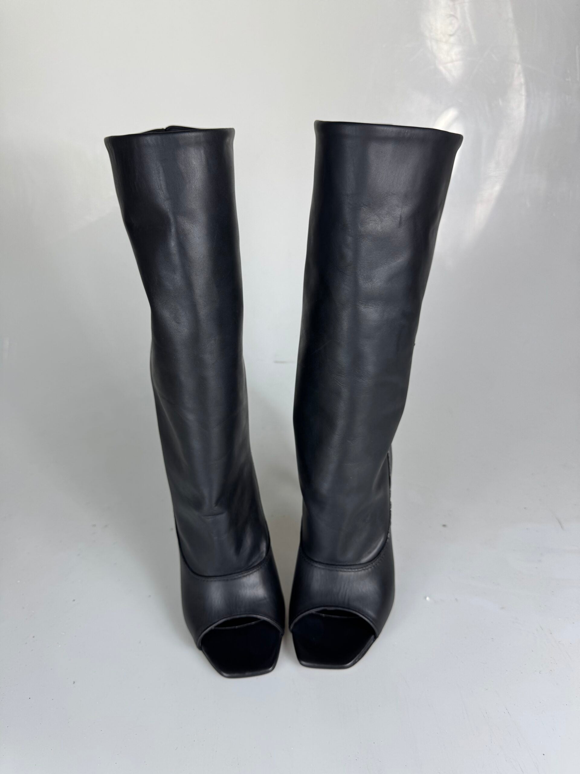 Marika2024 cuero negro