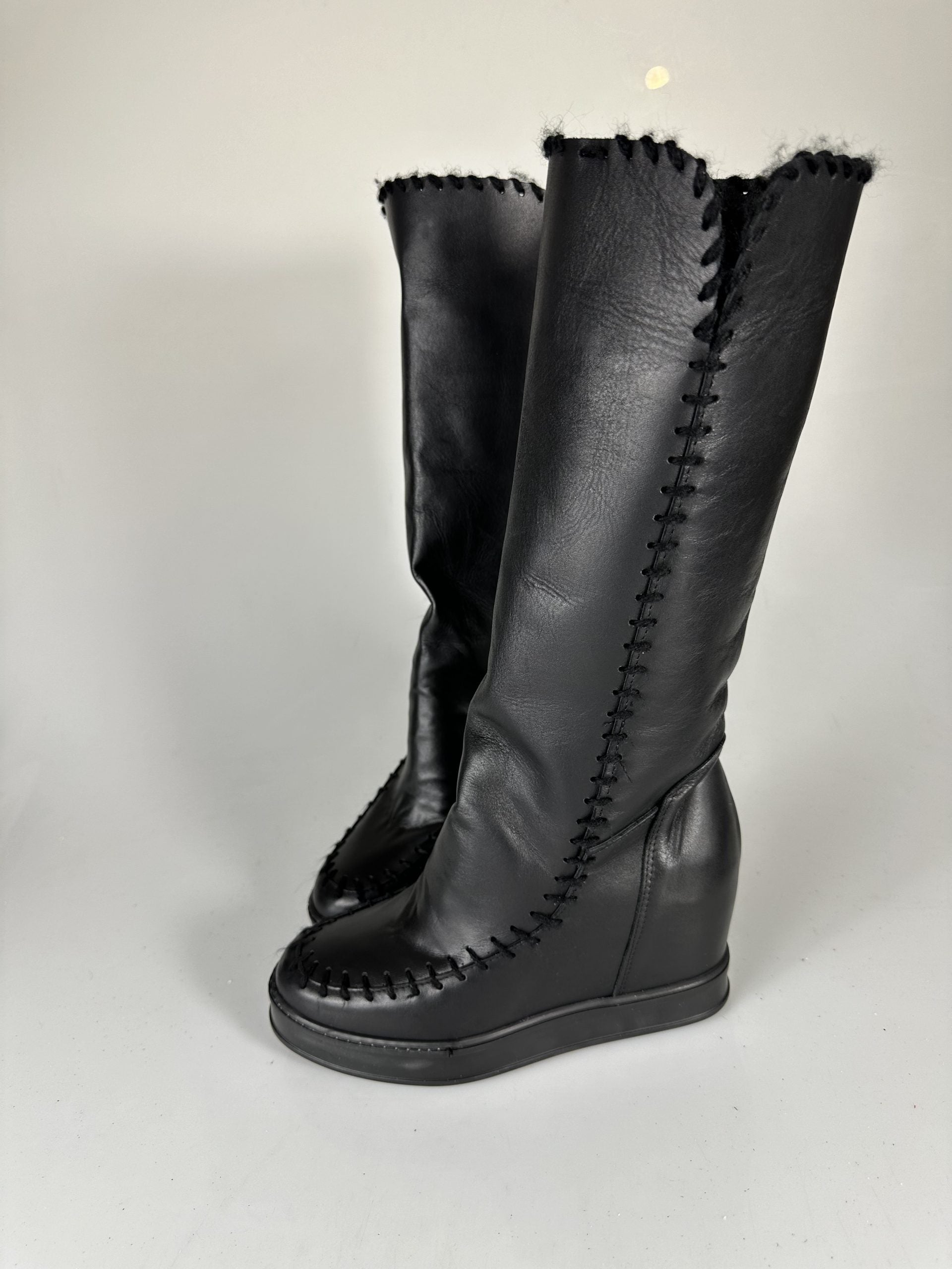 Louu alto cuero negro suela negra