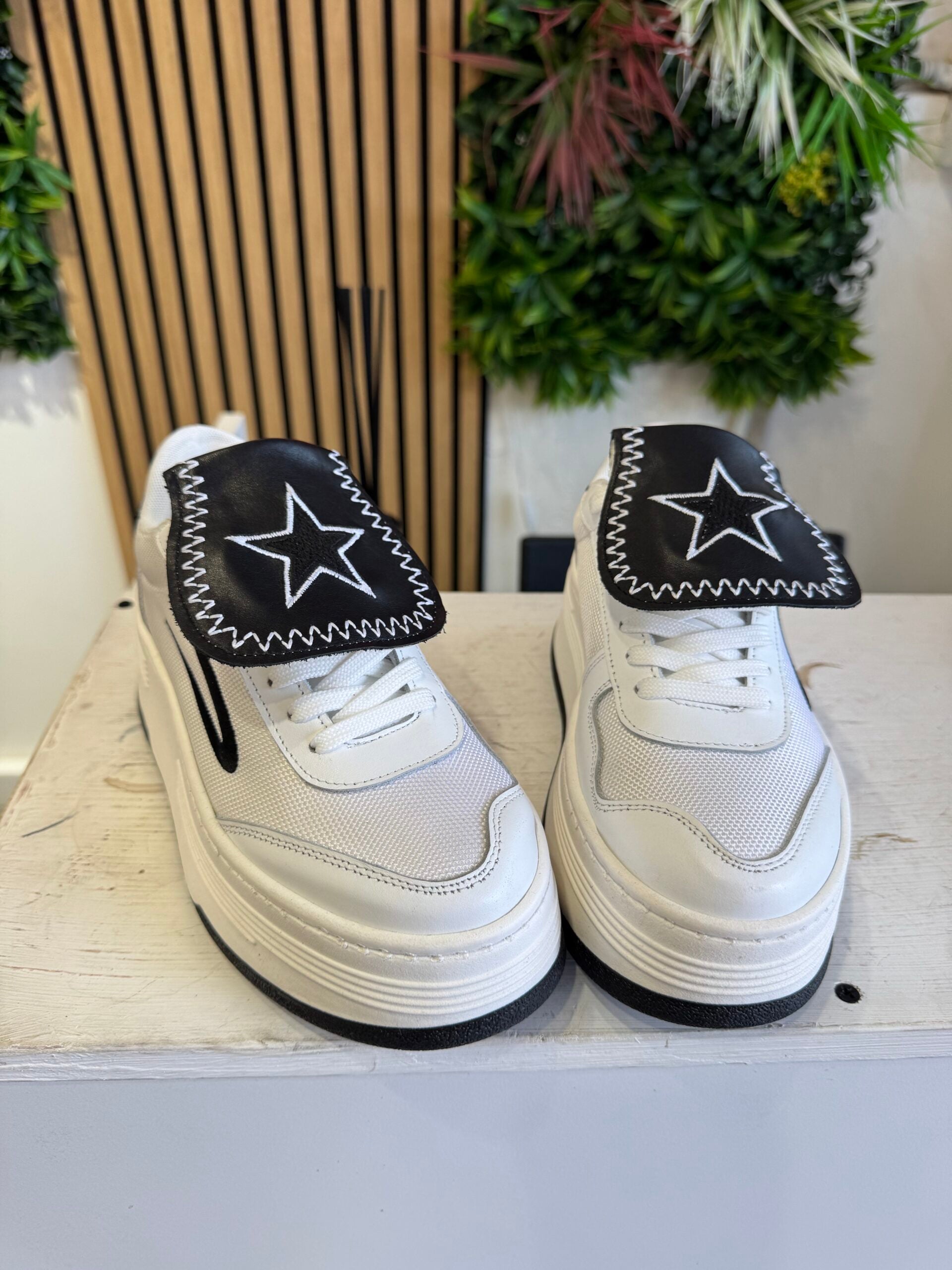 Wolf Puraia white rip black