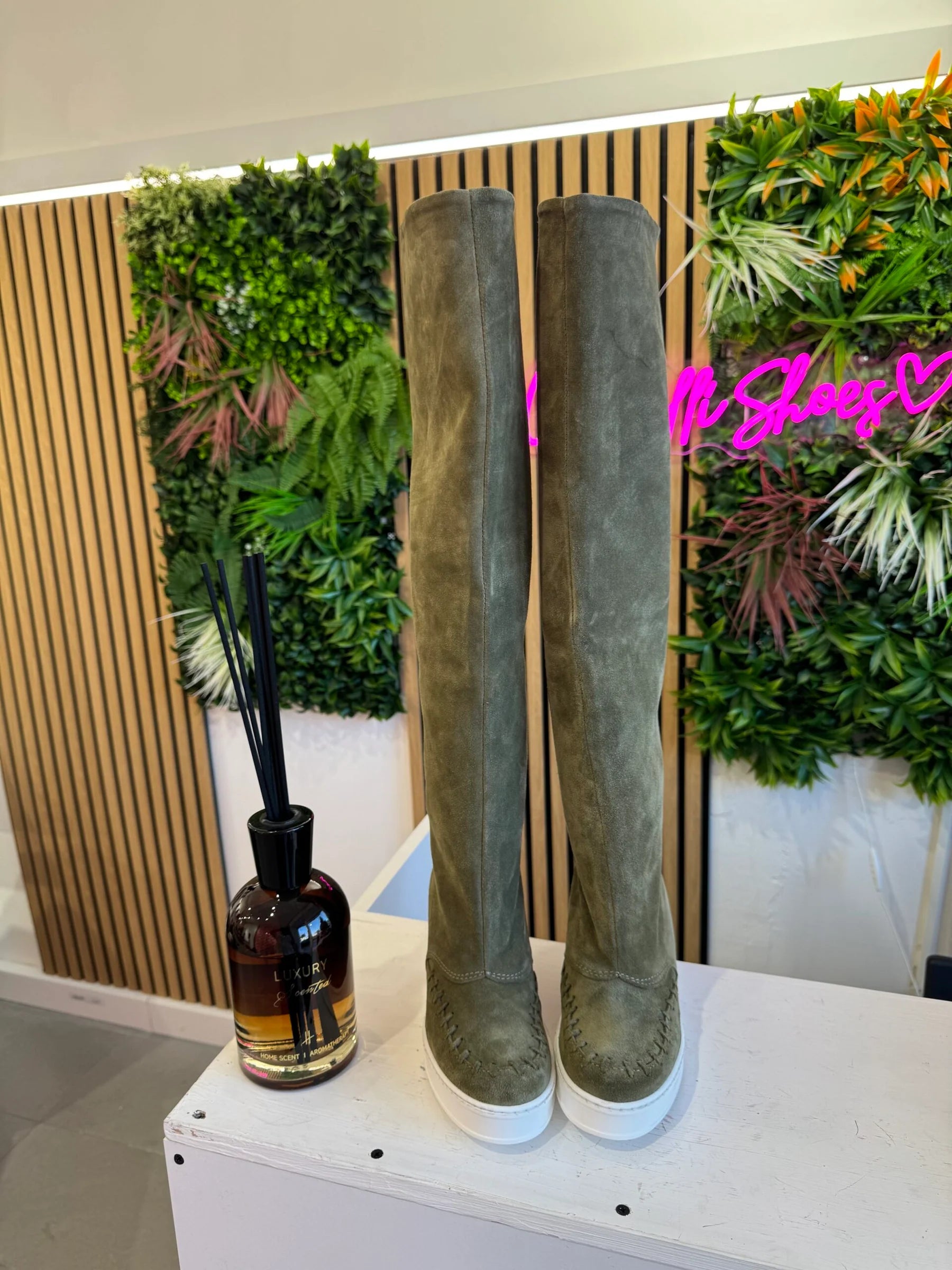 Flaminia full up black suede knee-high no fringes left