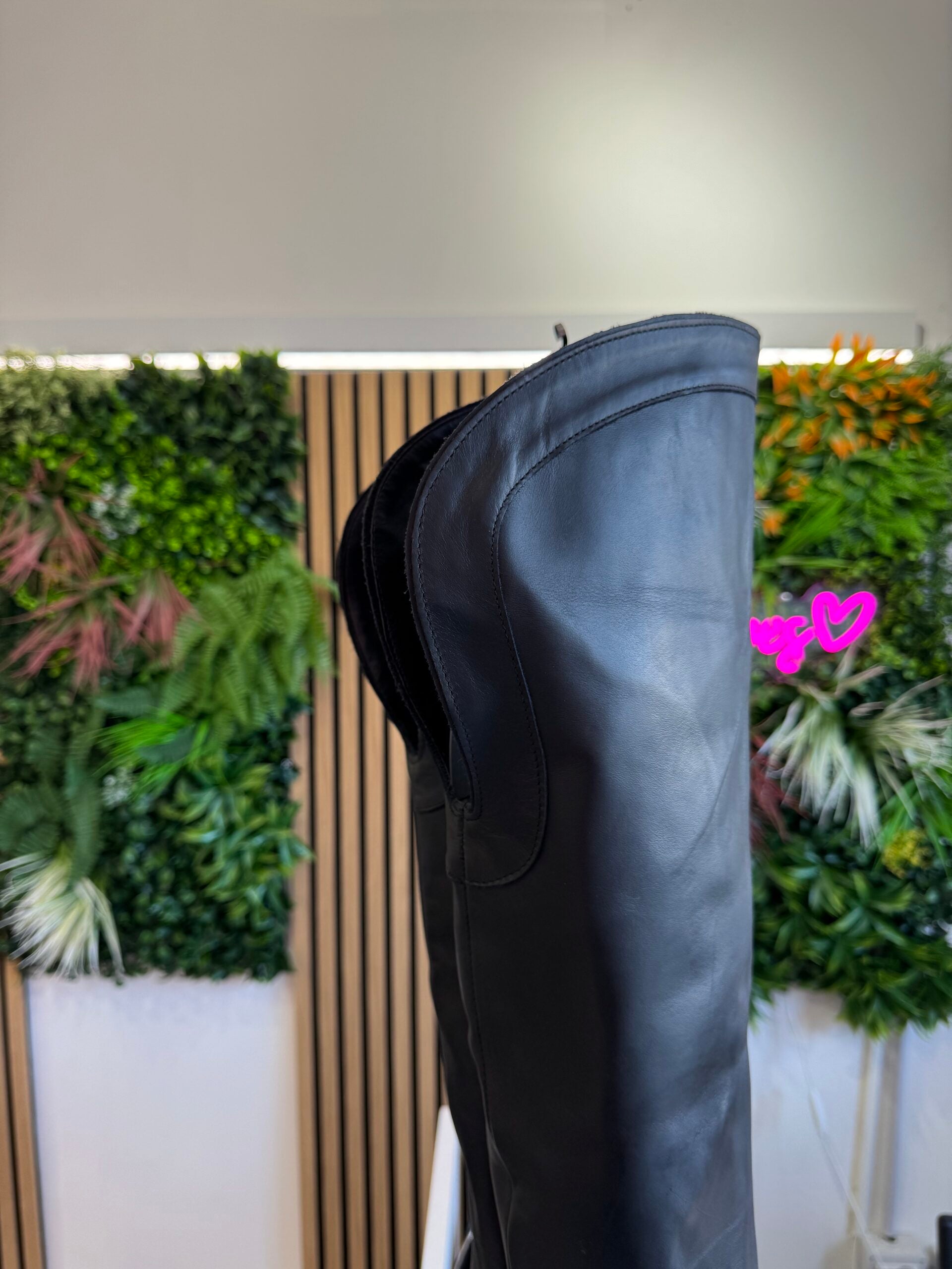 Fury 1590 black leather