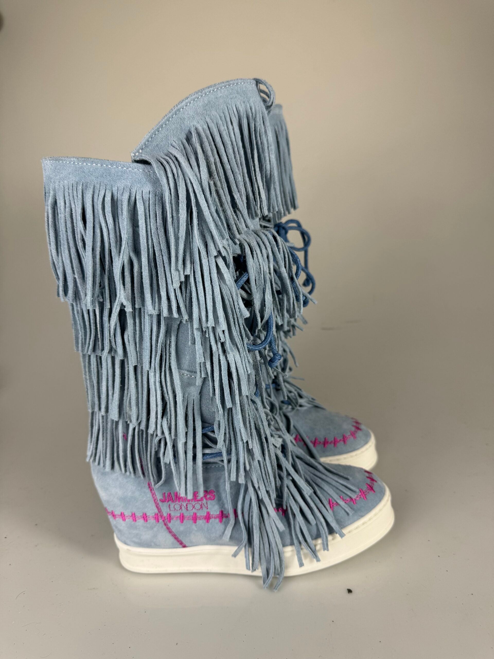 Regular 2024 azul claro con costuras fucsia