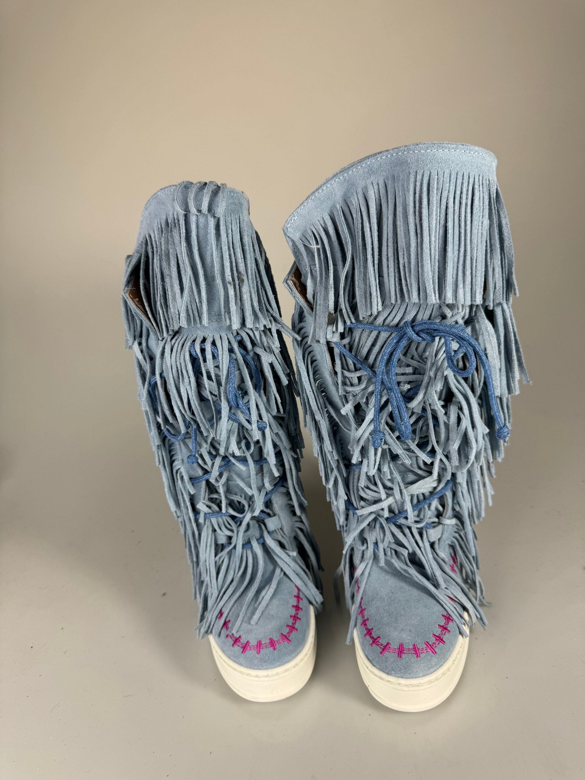 Regular 2024 azul claro con costuras fucsia