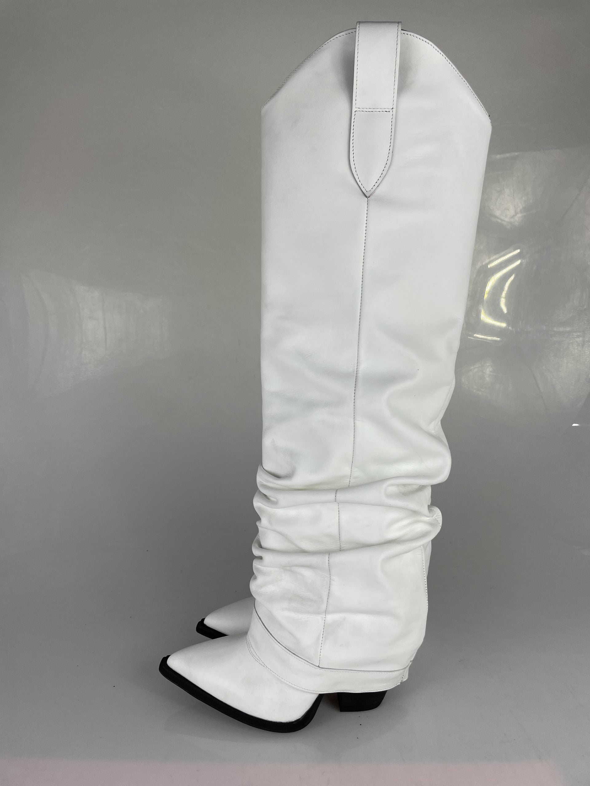 Gabriella aggrappato pelle bianco