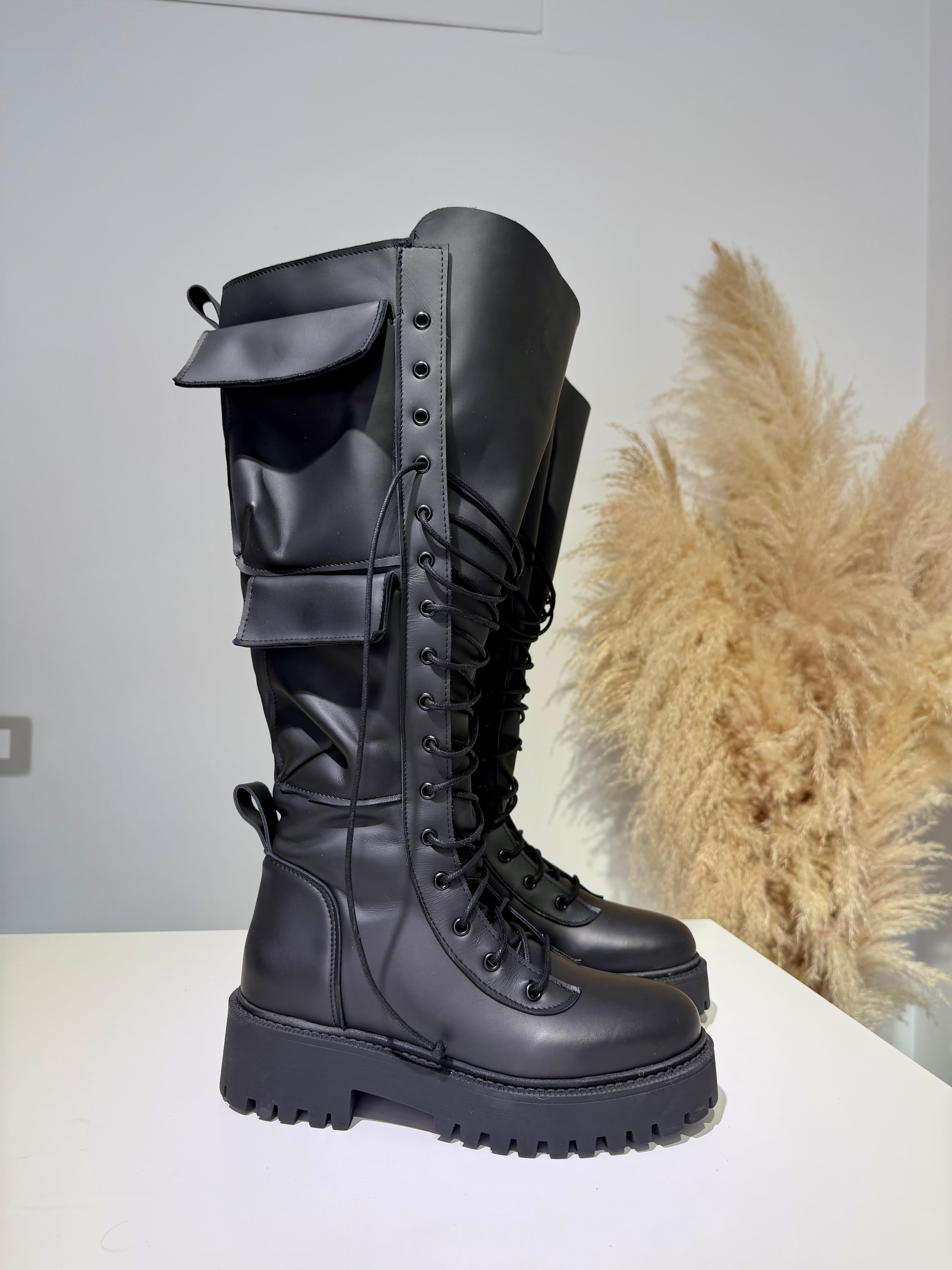 Anfibio ginny al ginocchio pelle nero