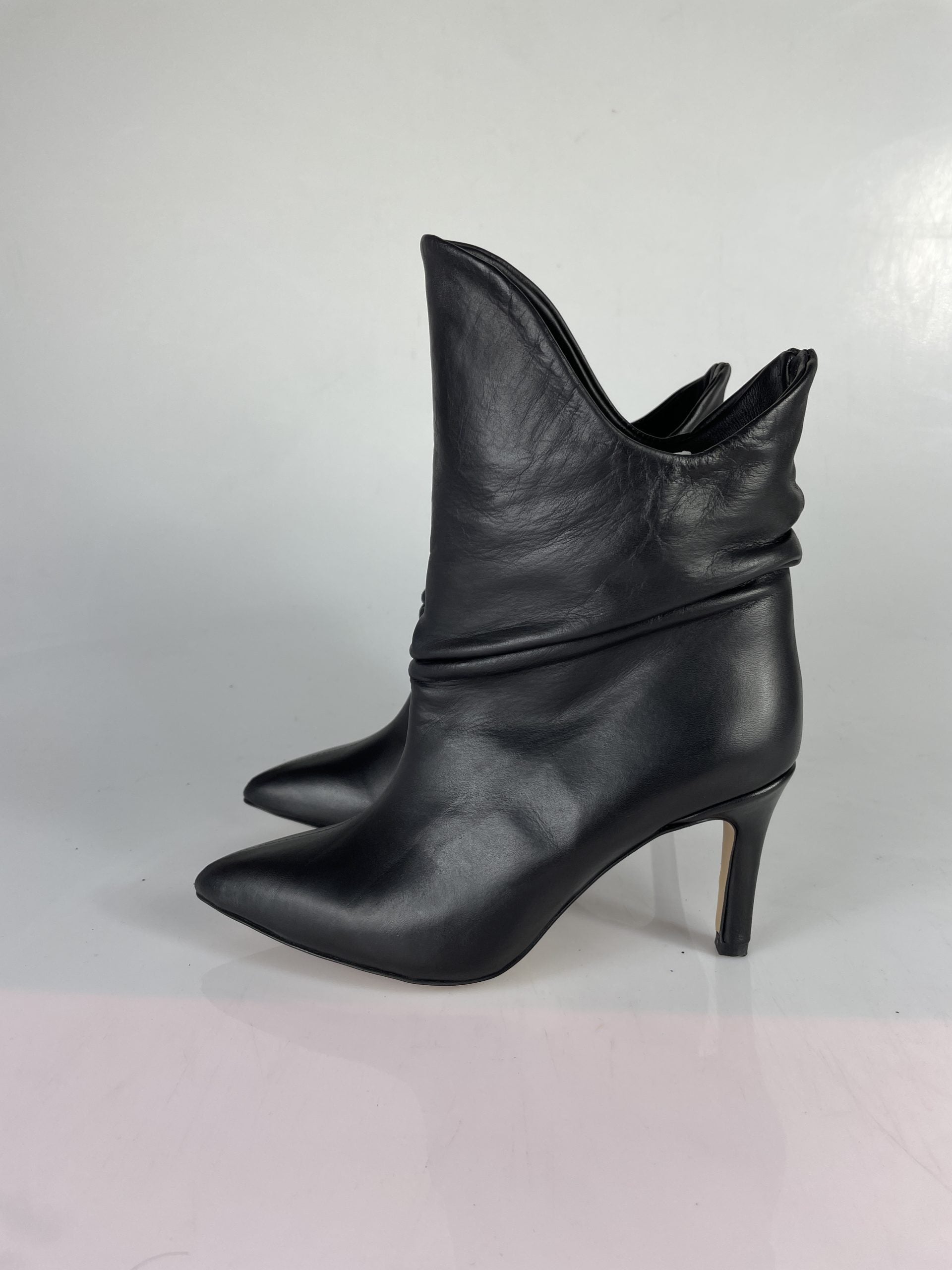 Gilda aggrappato pelle nero