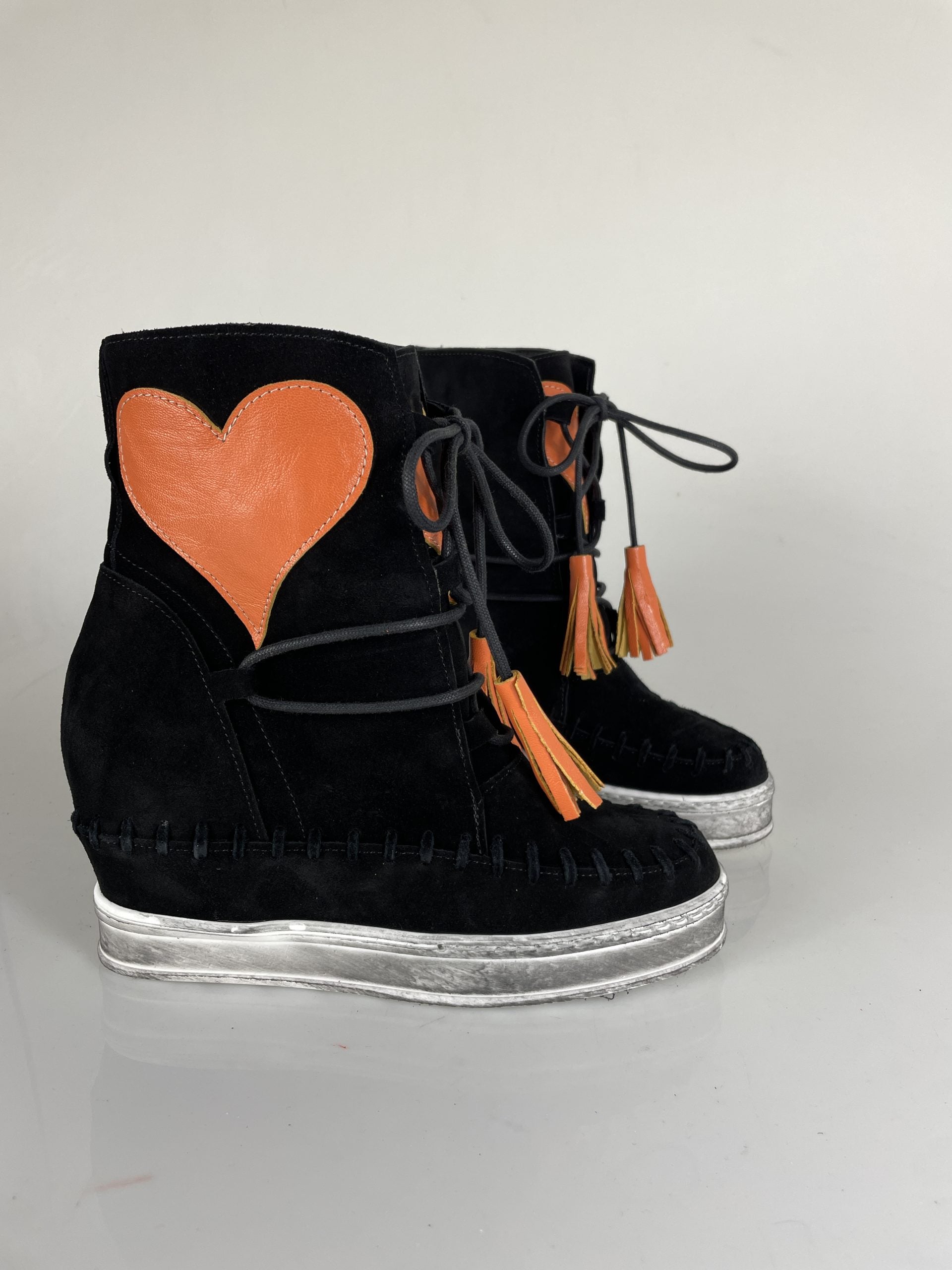 Hearth gamuza negra/naranja