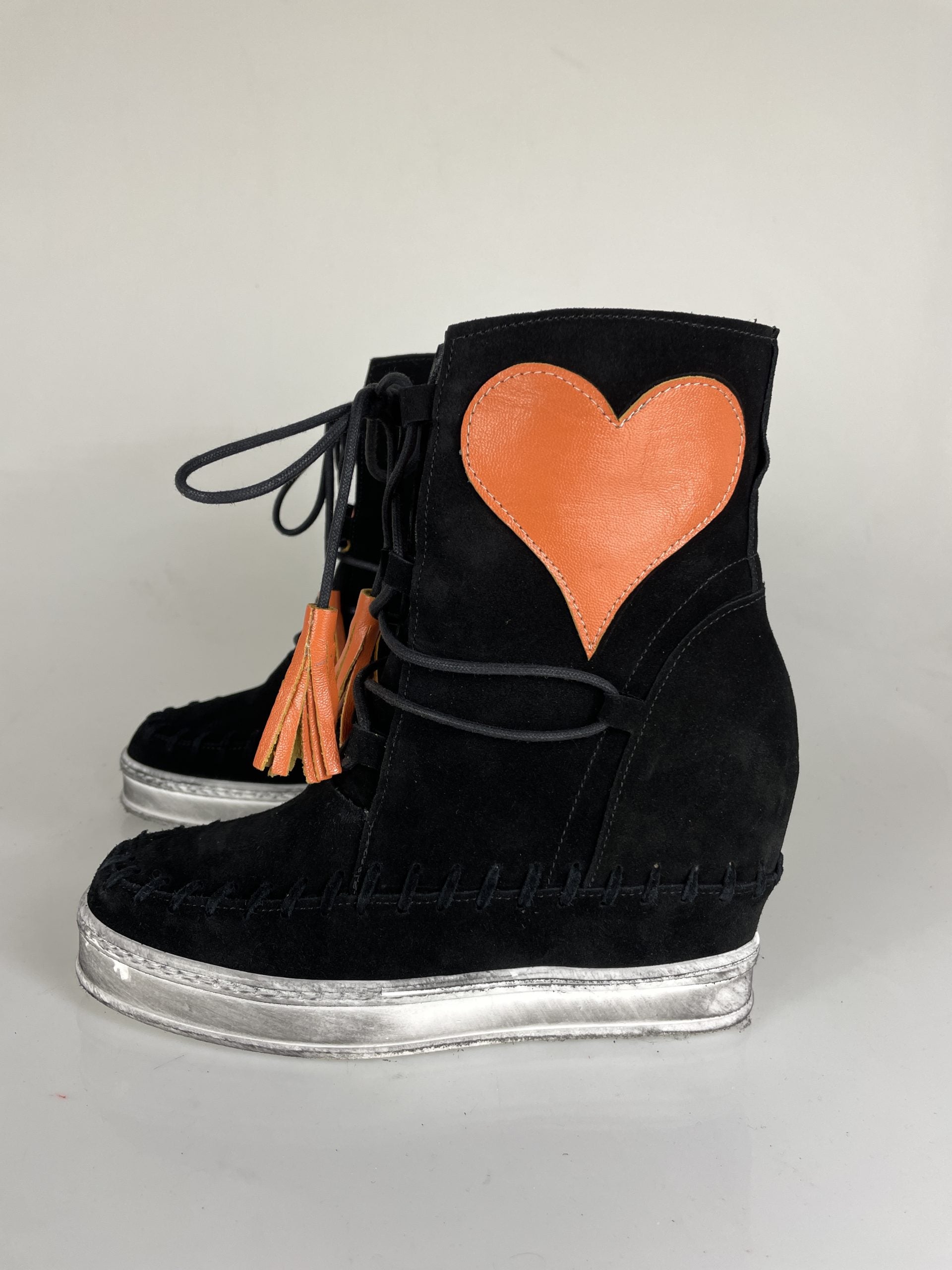 Hearth gamuza negra/naranja