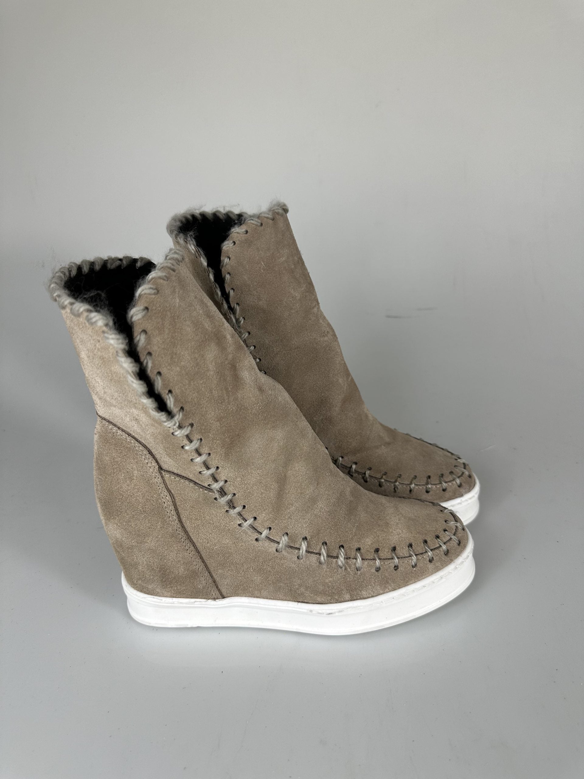 Louu beige suede NEW