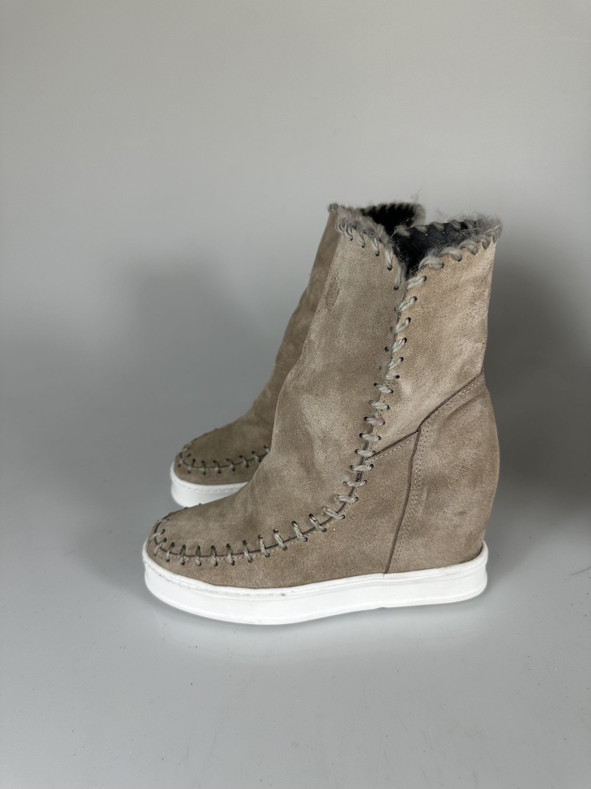 Louu beige suede NEW