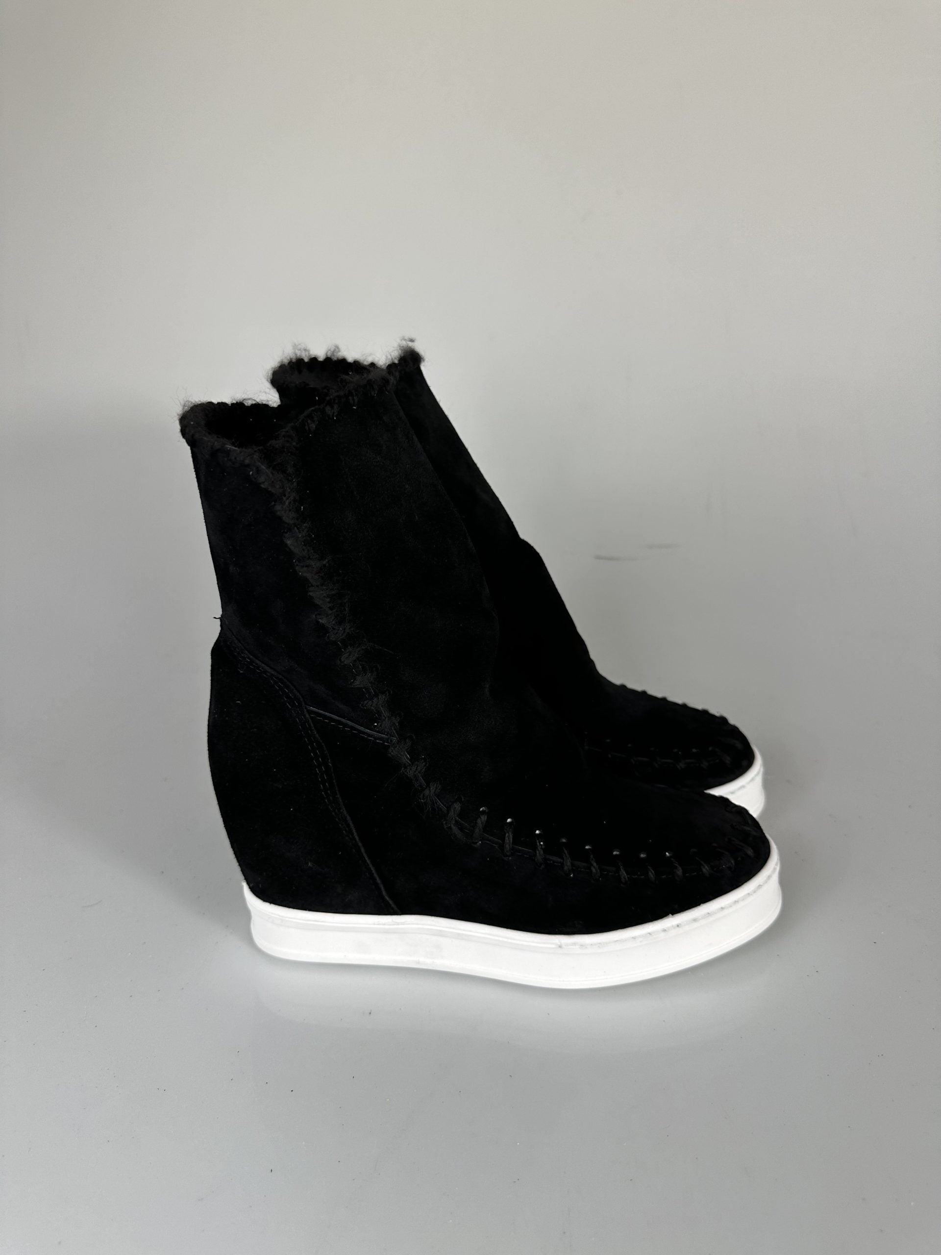 Louu black suede NEW