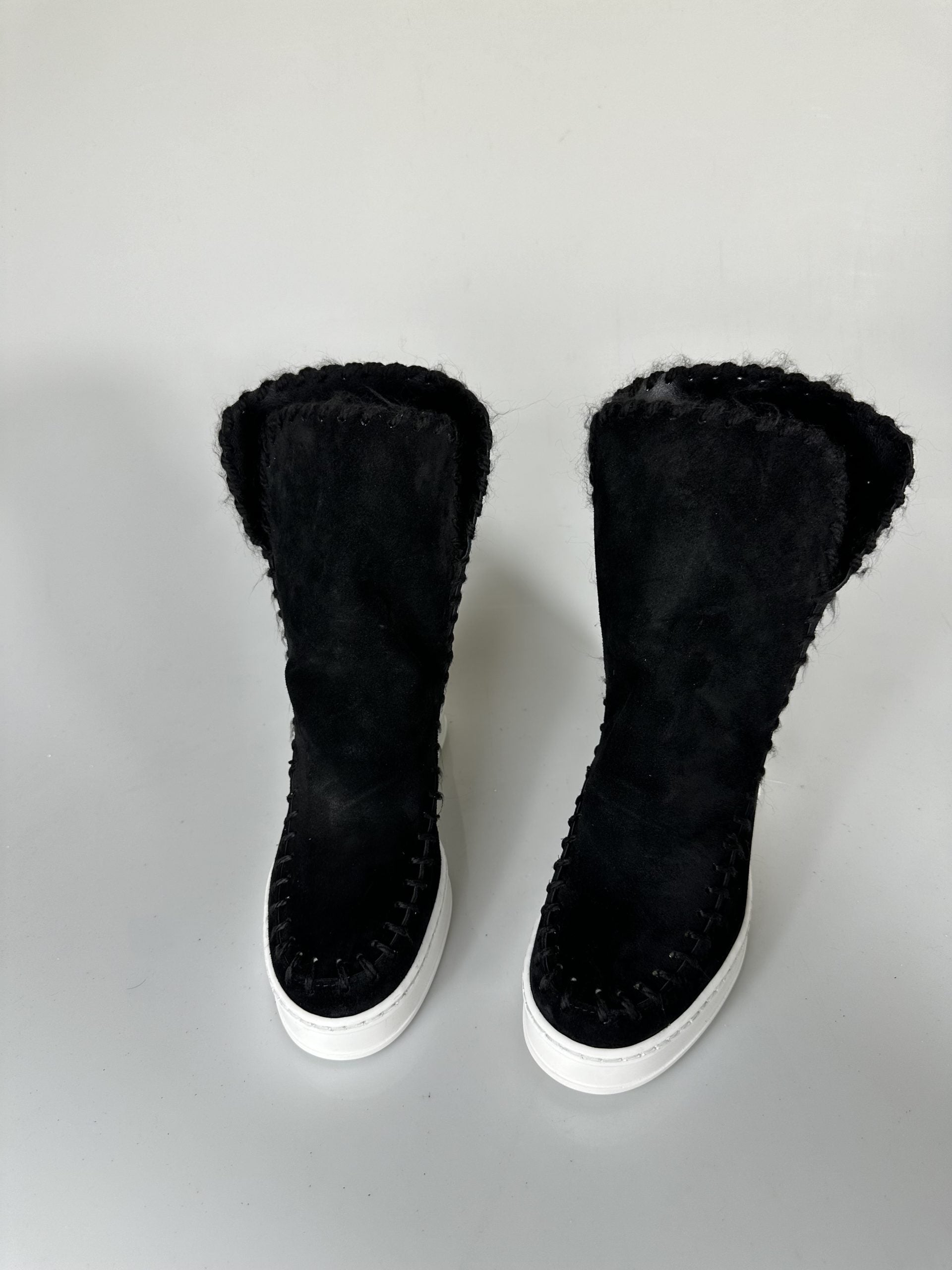 Louu black suede NEW