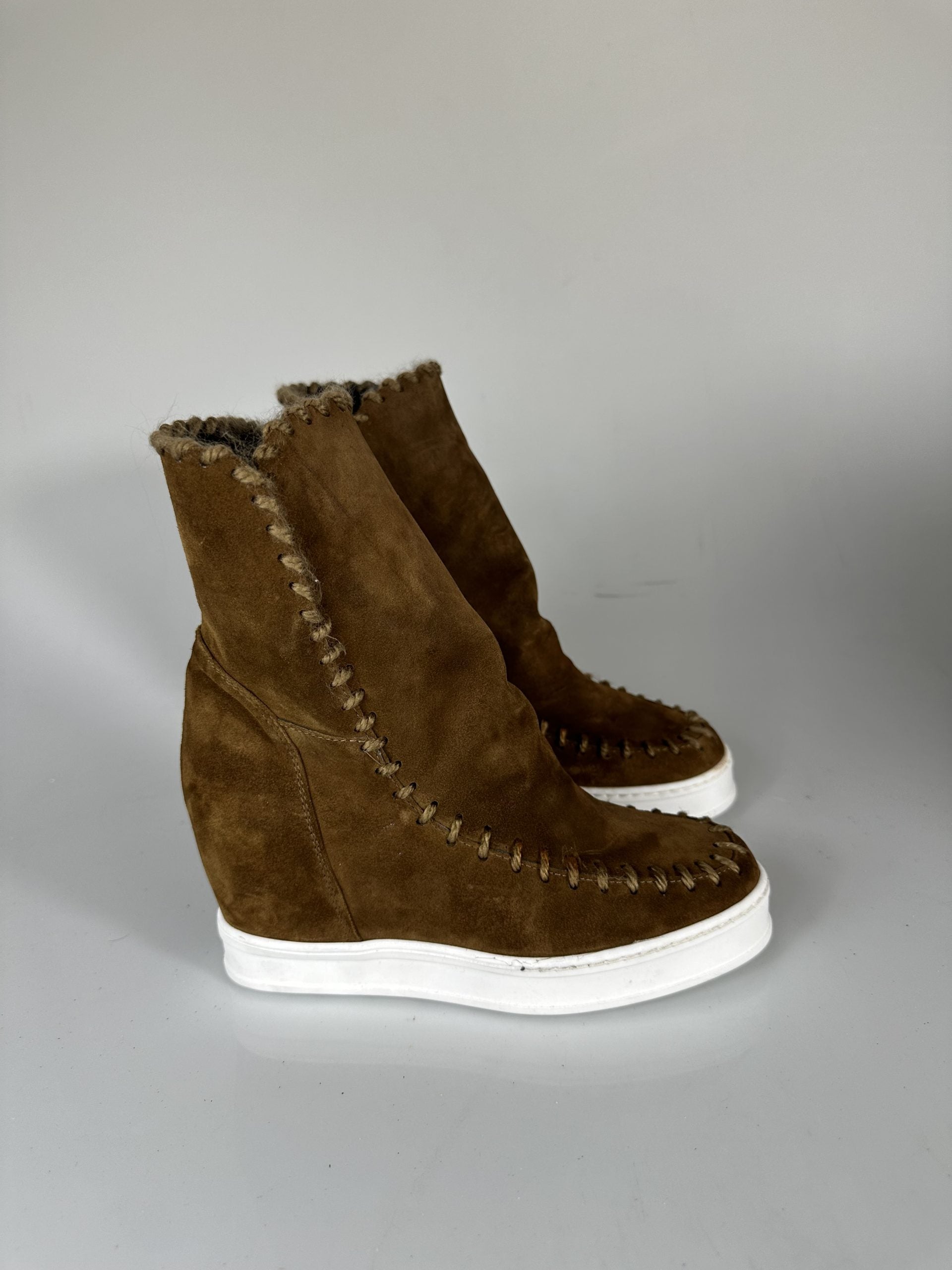 Louu suede leather NEW