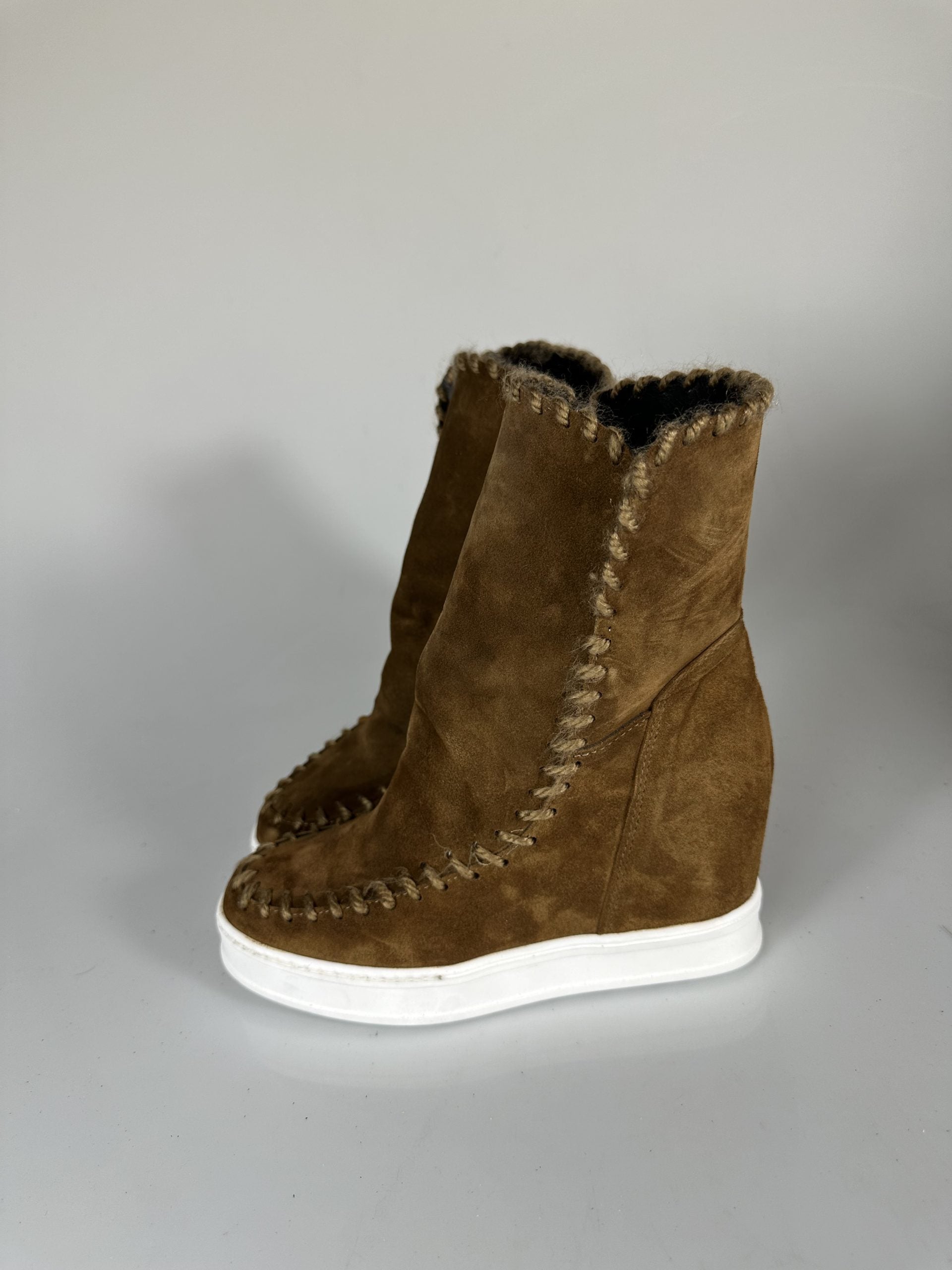 Louu suede leather NEW