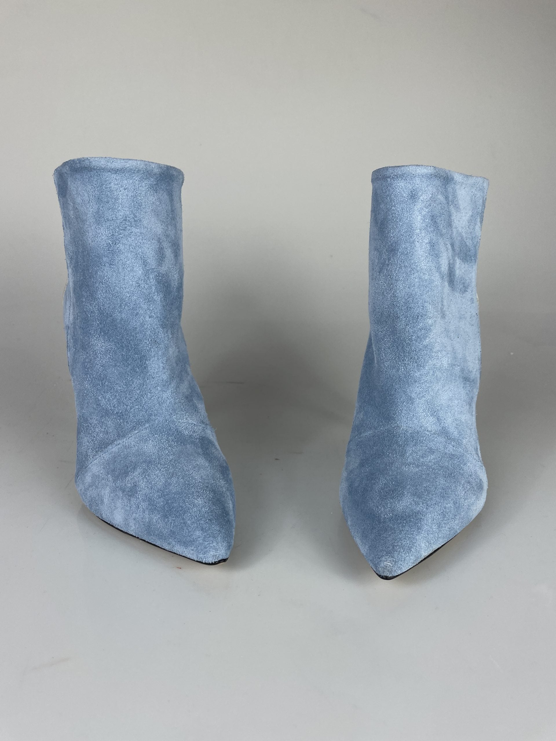 Sasha ante azul claro