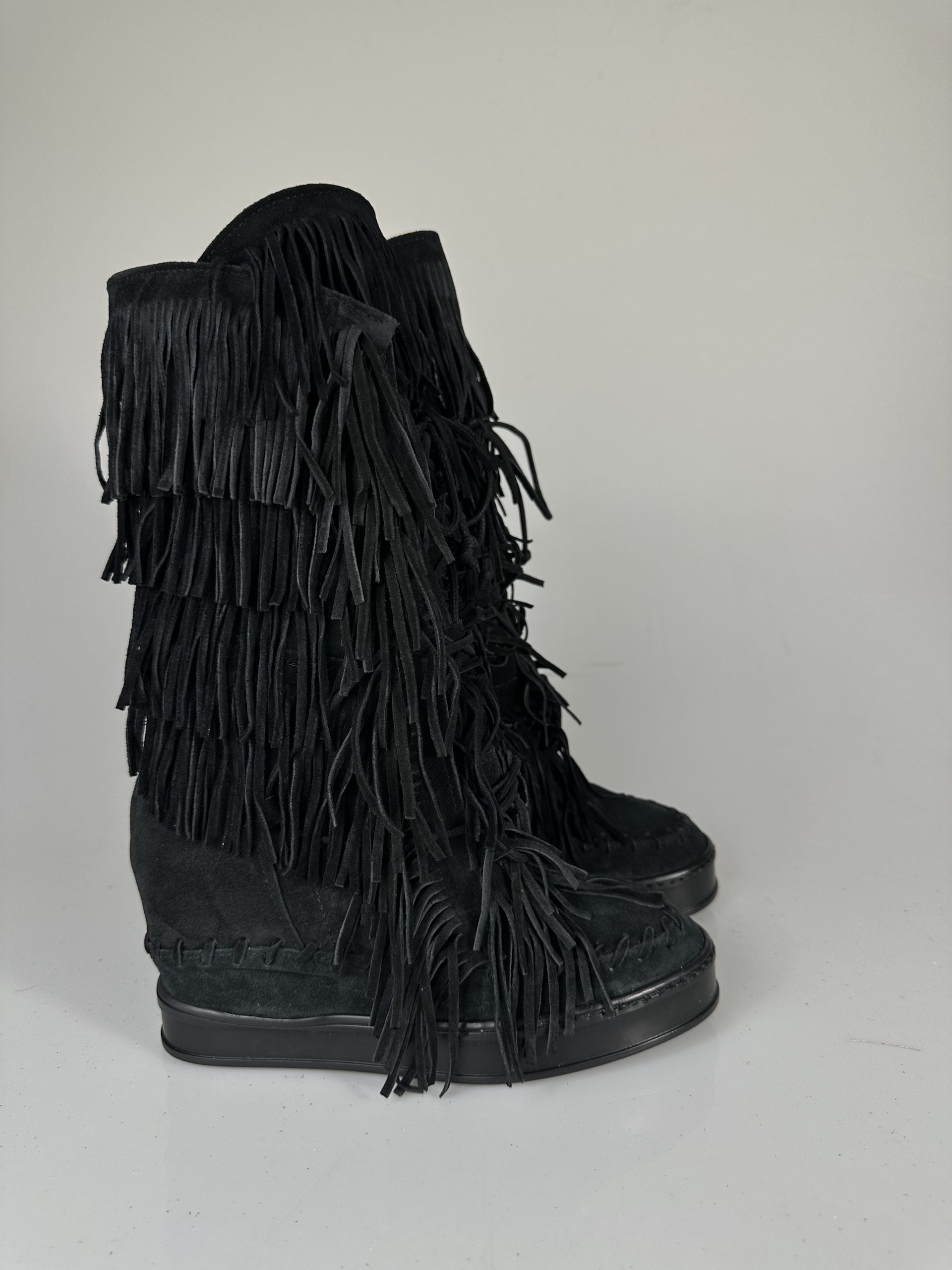 Regular black suede black sole