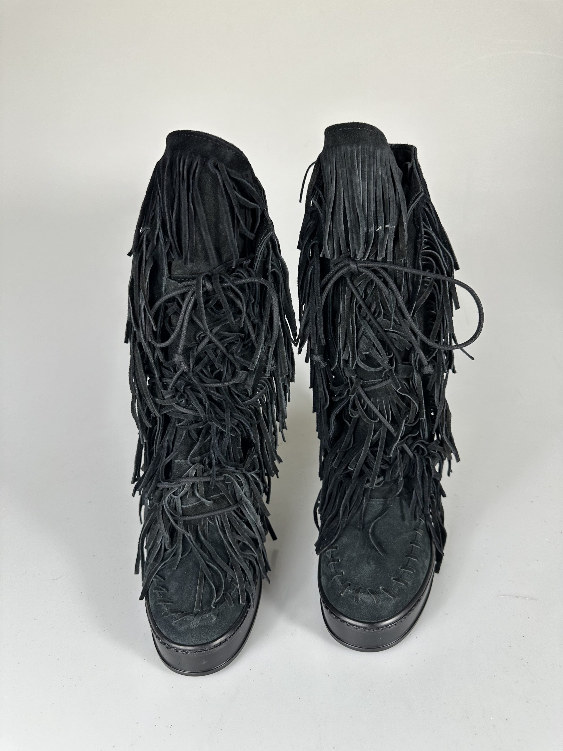 Regular black suede black sole