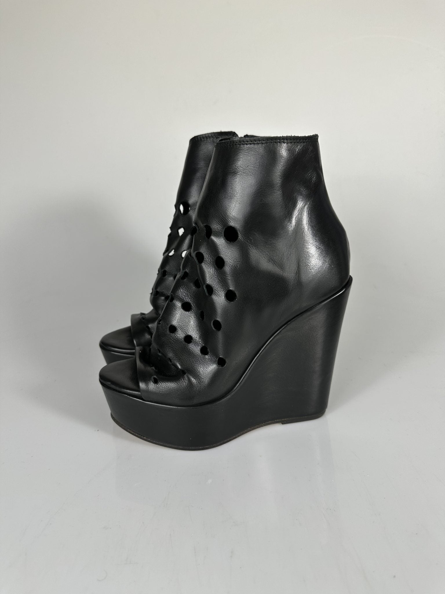 Carmensita buchi pelle nero