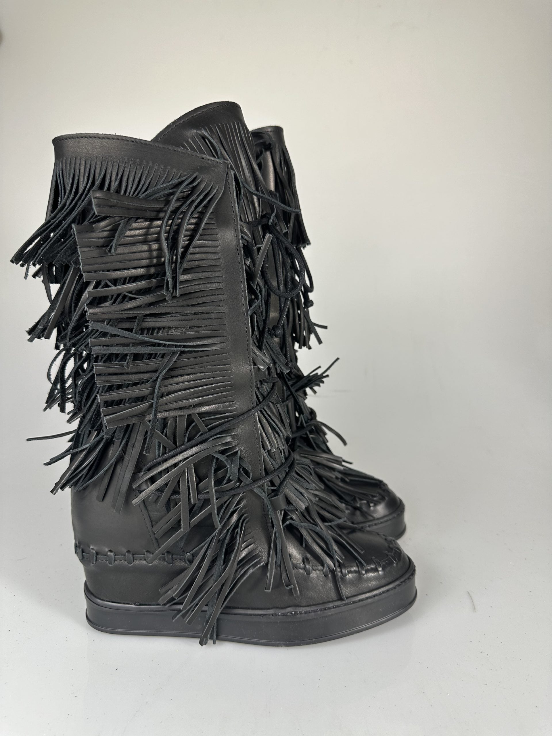 Regular black leather black sole