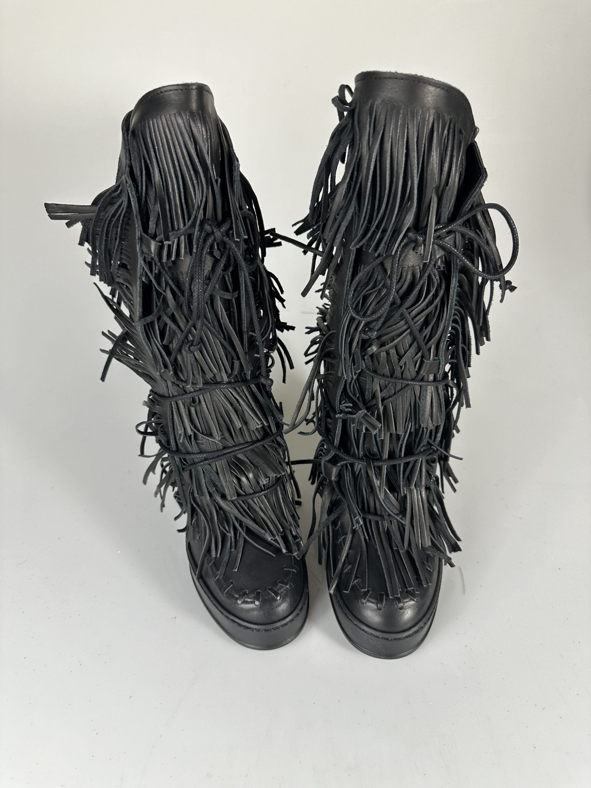 Regular black leather black sole