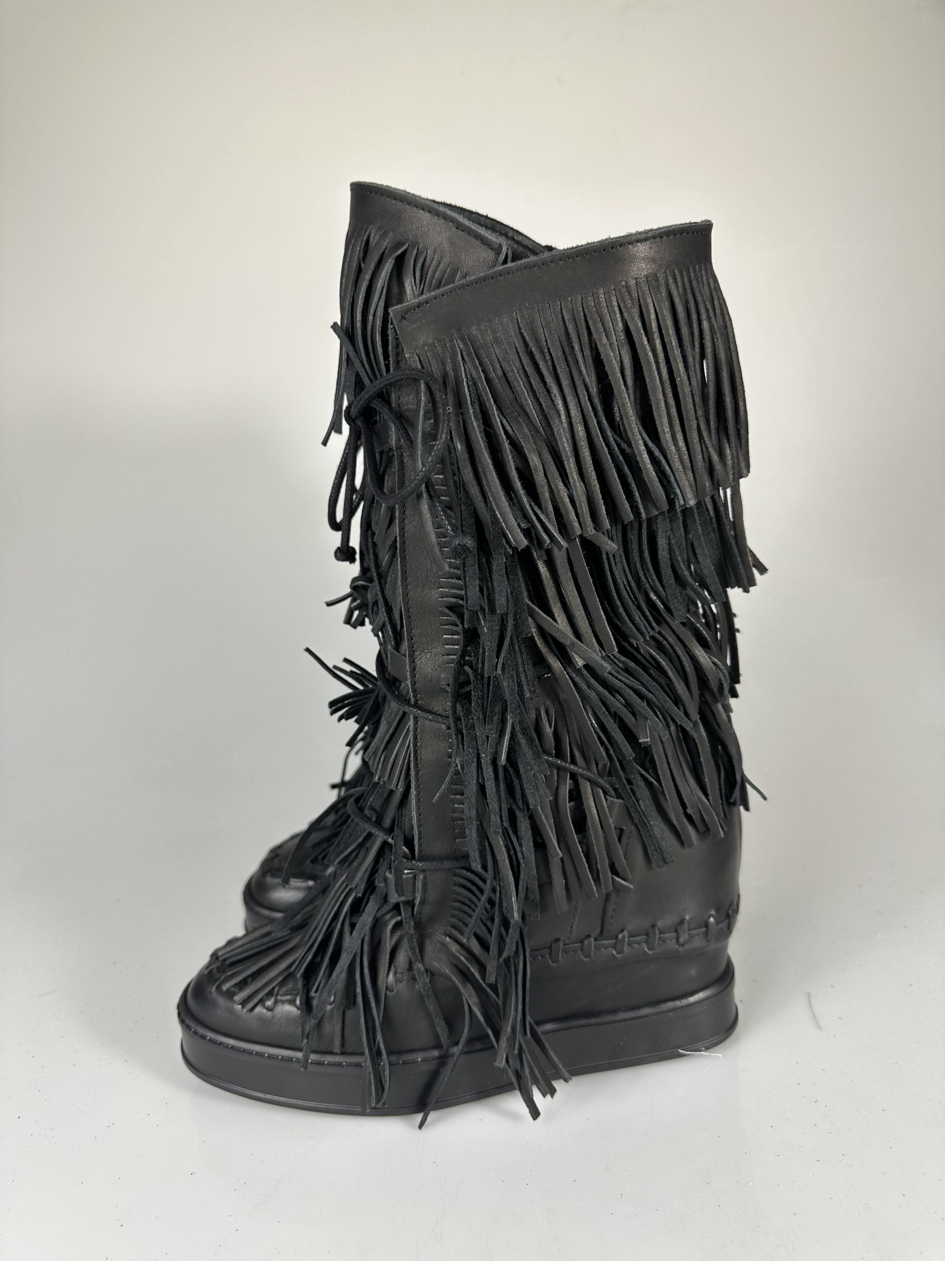Regular black leather black sole