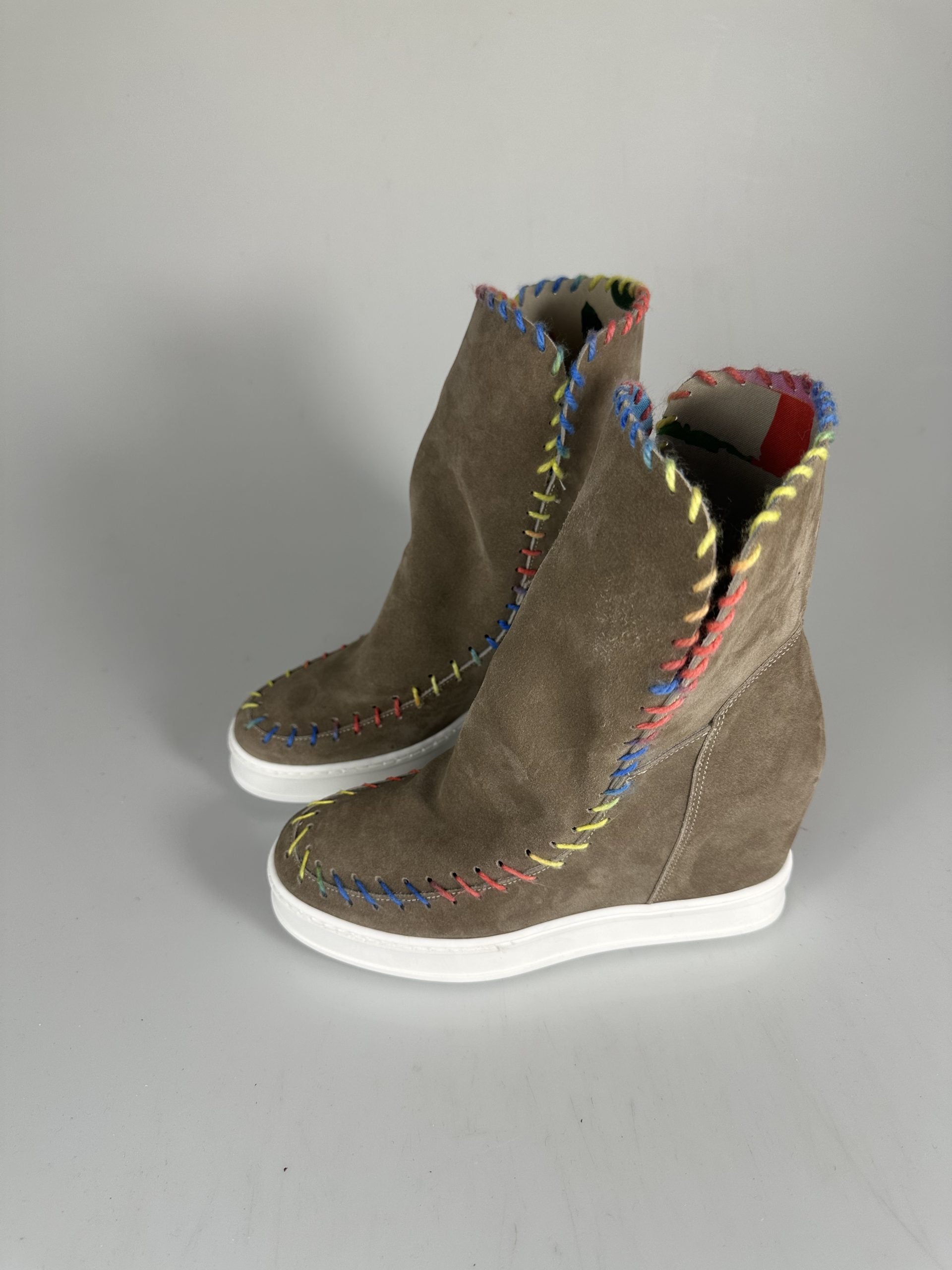 Louu beige suede with multicolor stitching
