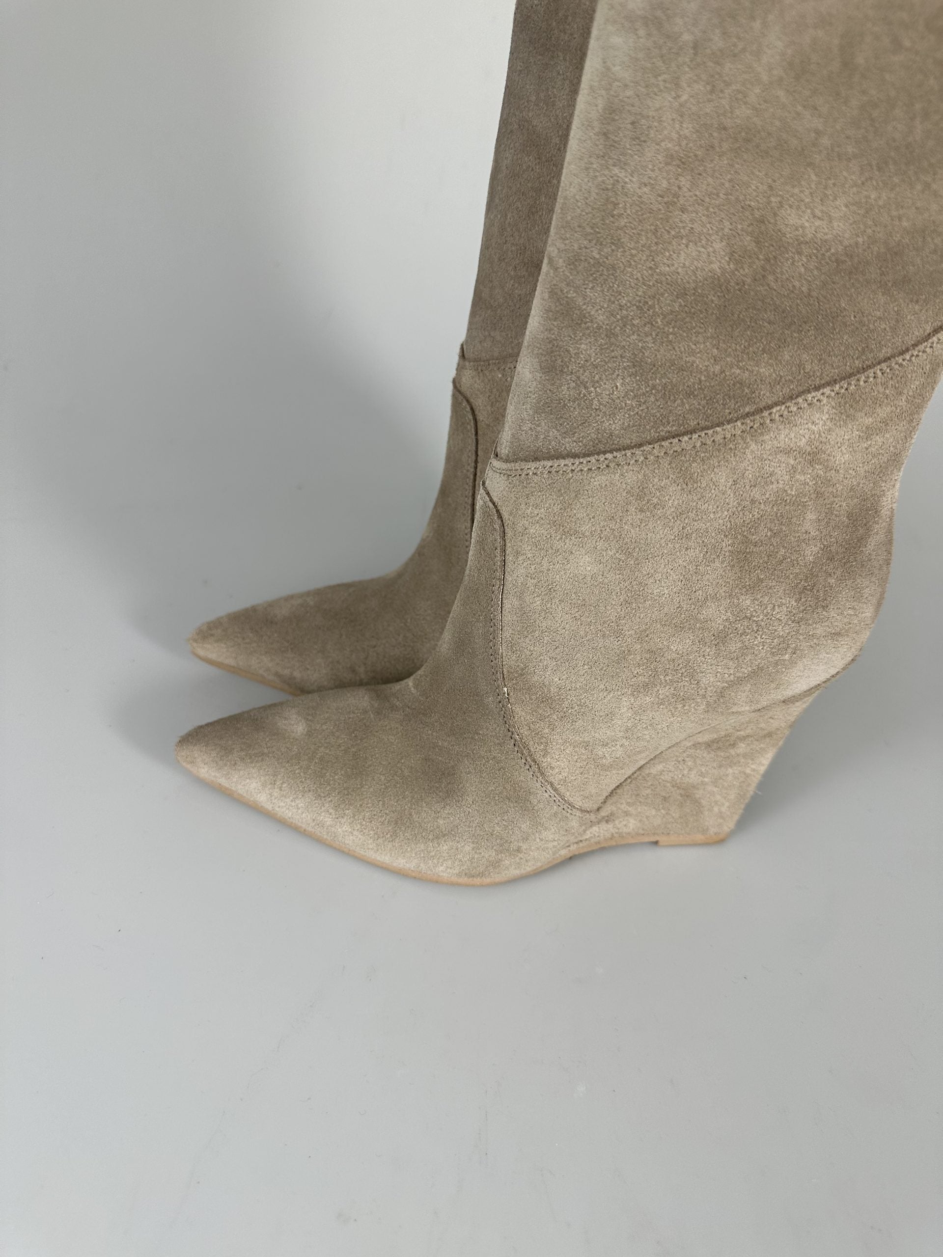 Aurora Santhoo beige básico de leva