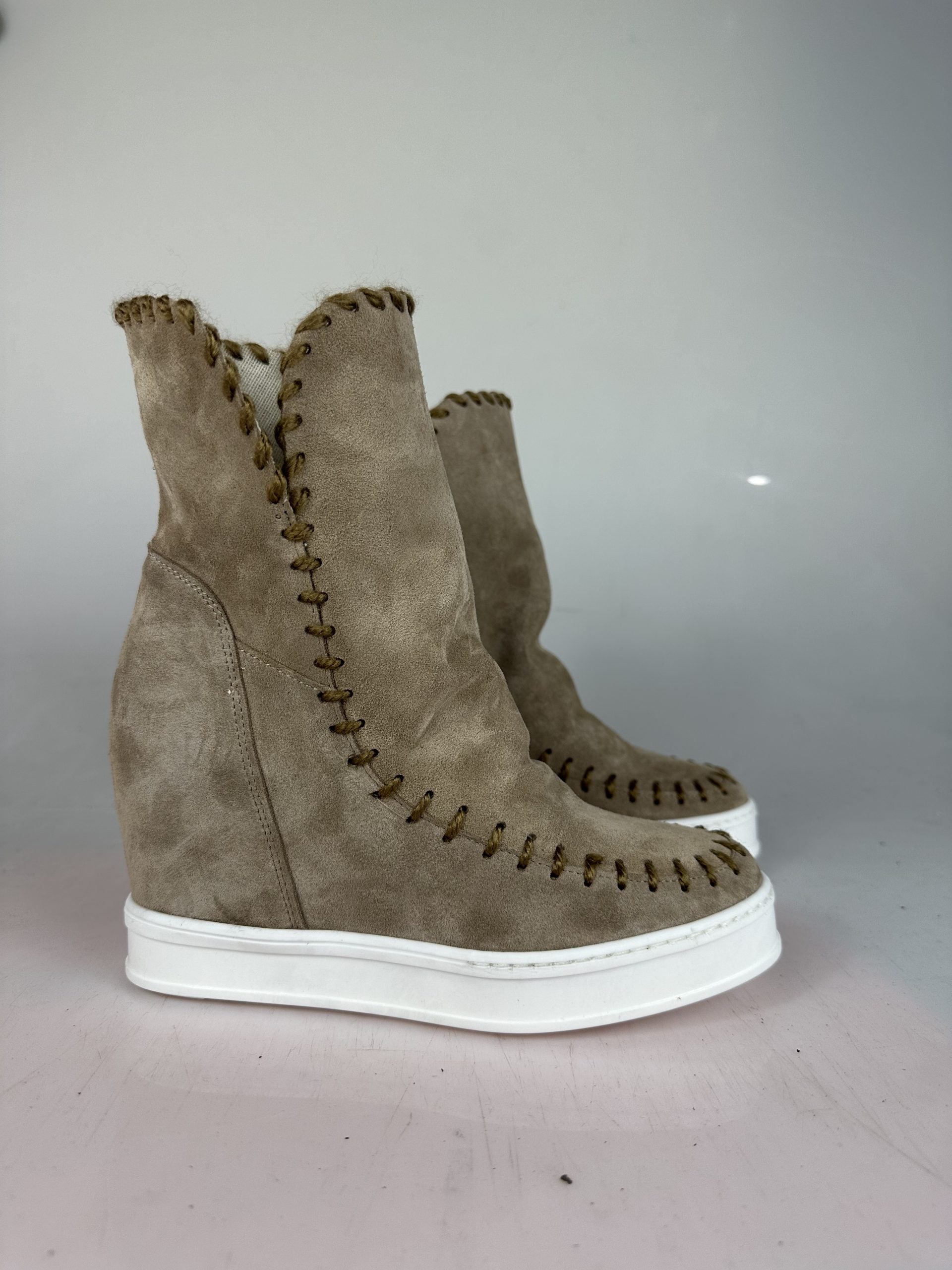 Louu beige suede with brown stitching