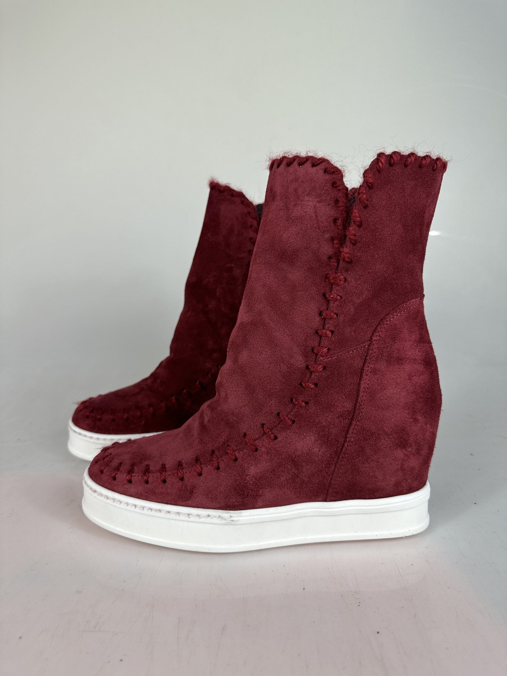 Louu ruby ​​suede