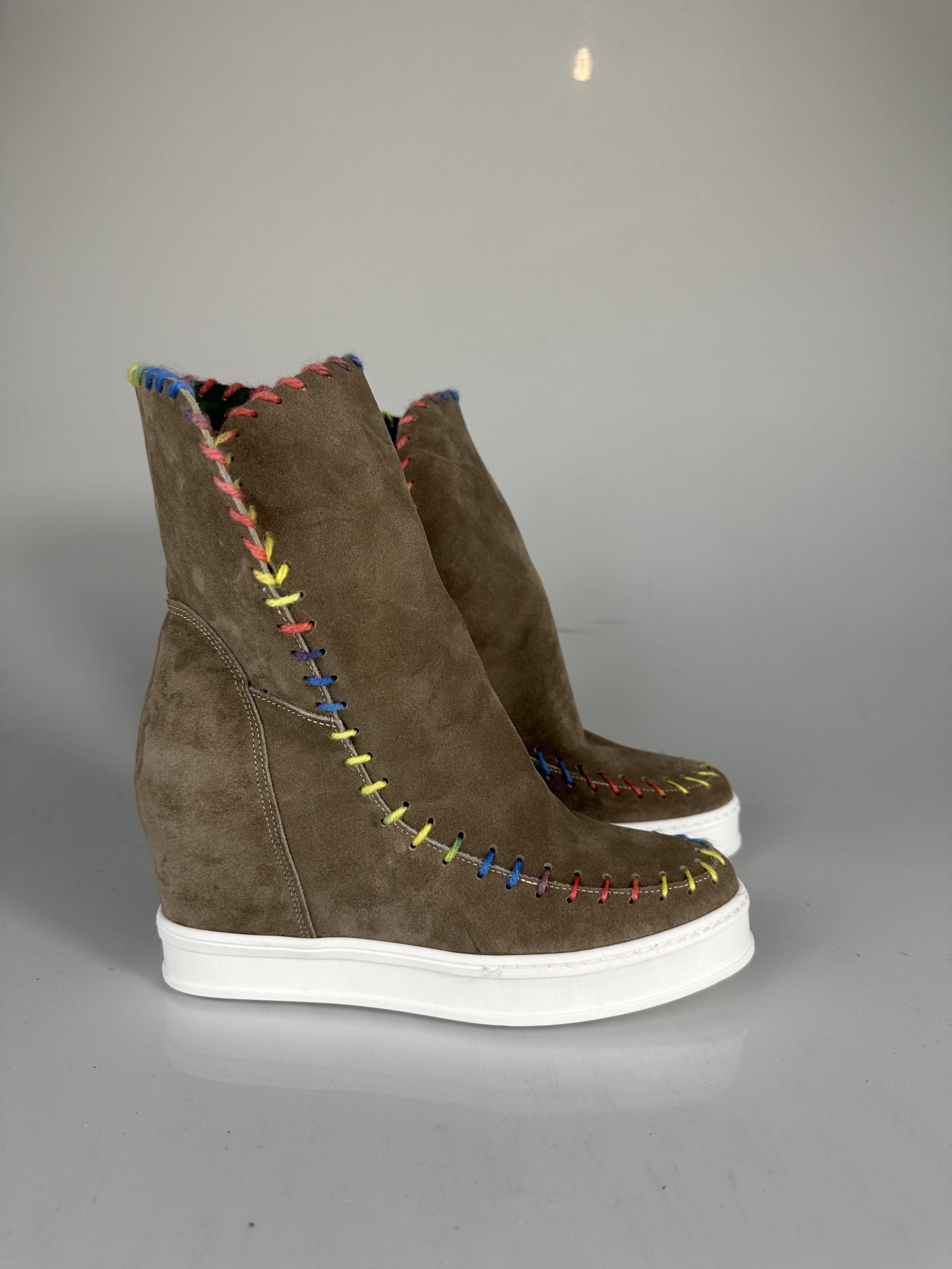 Louu beige suede with multicolor stitching