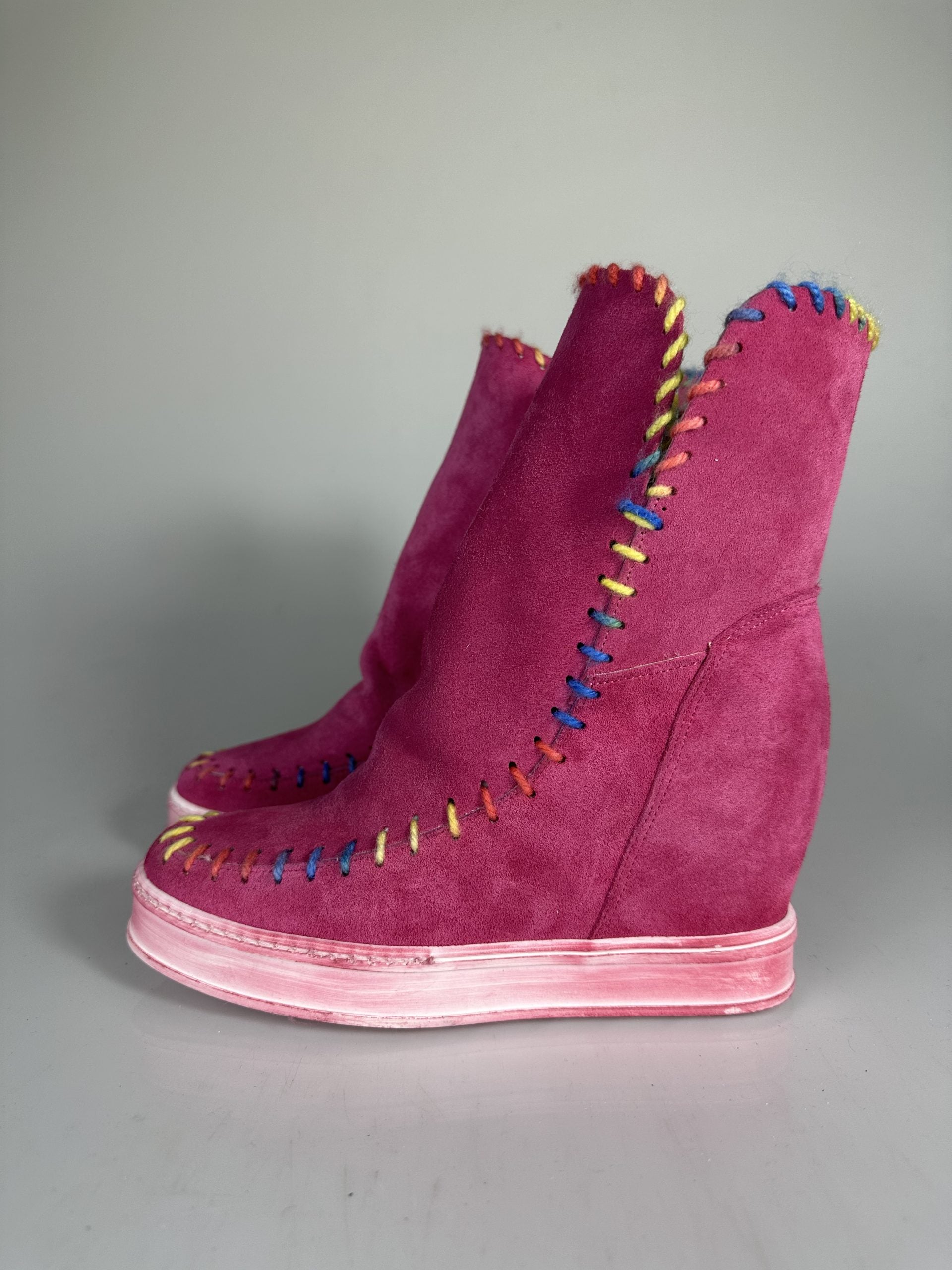 Louu fuchsia suede with multicolor stitching
