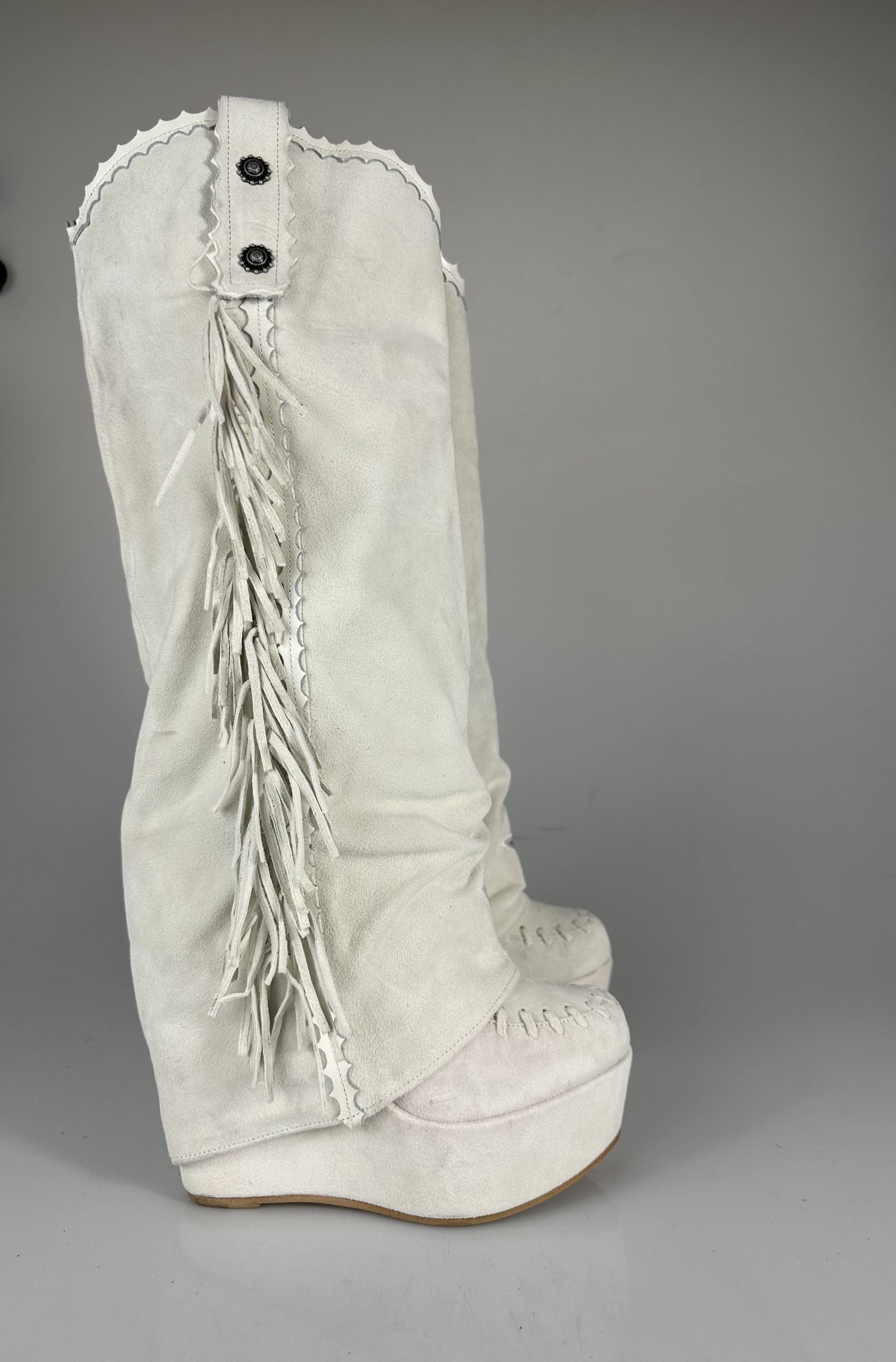 Carmensita Euphoria Ice Suede con punta cerrada