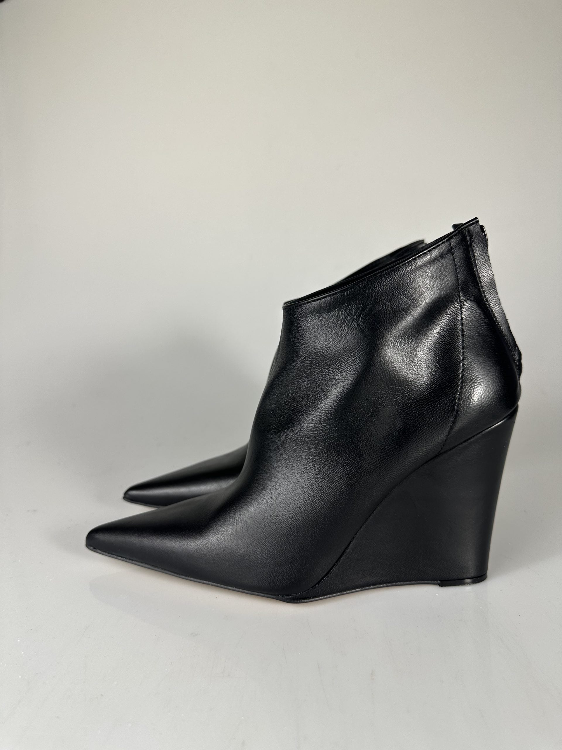 Aurora basic black leather