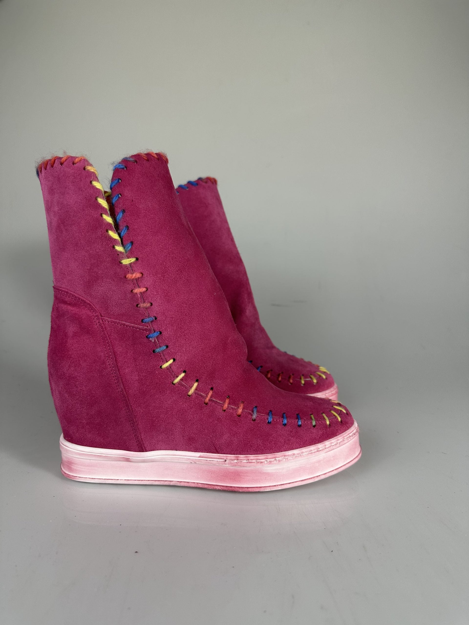 Louu fuchsia suede with multicolor stitching