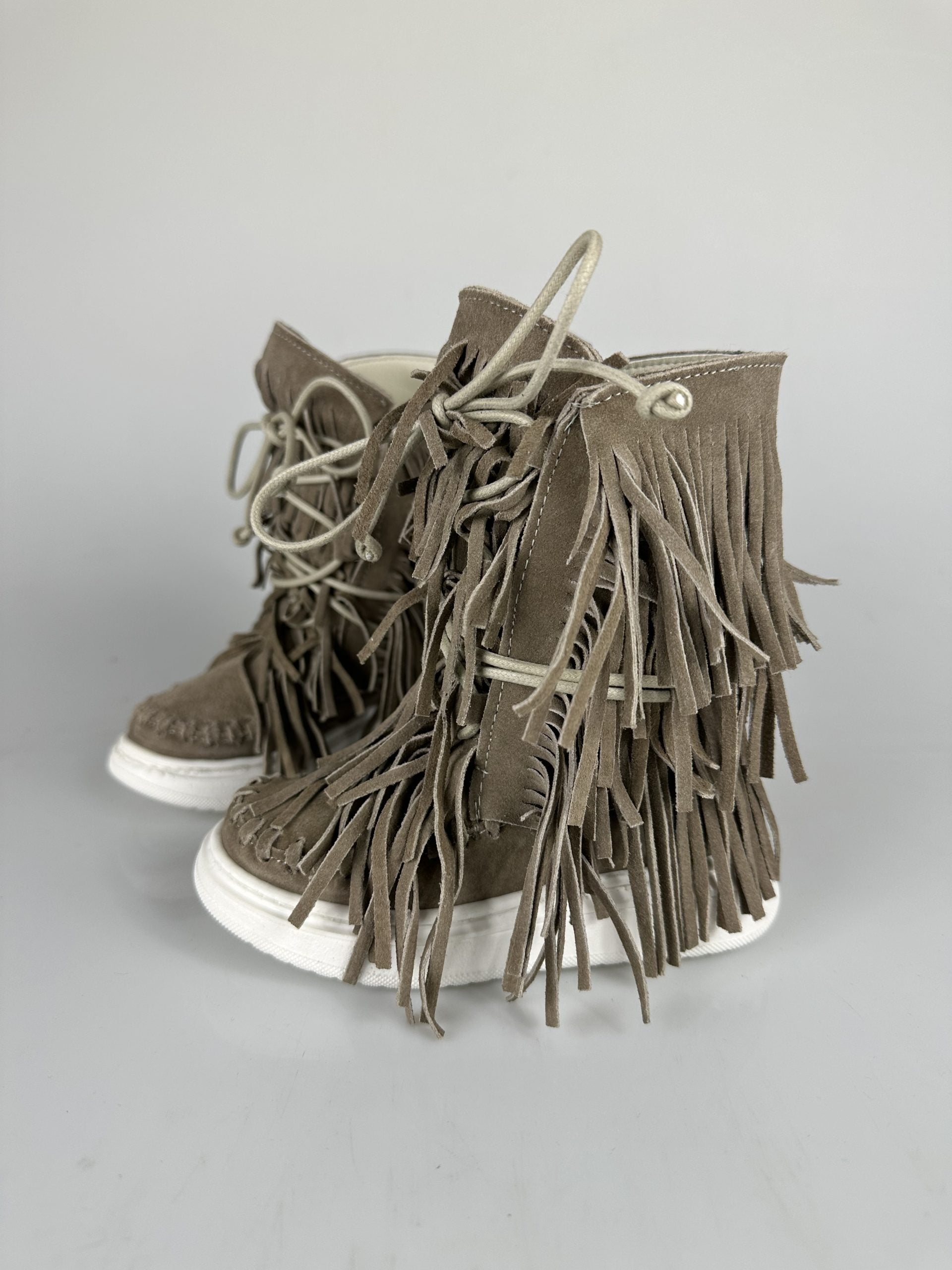 Regular baby beige suede