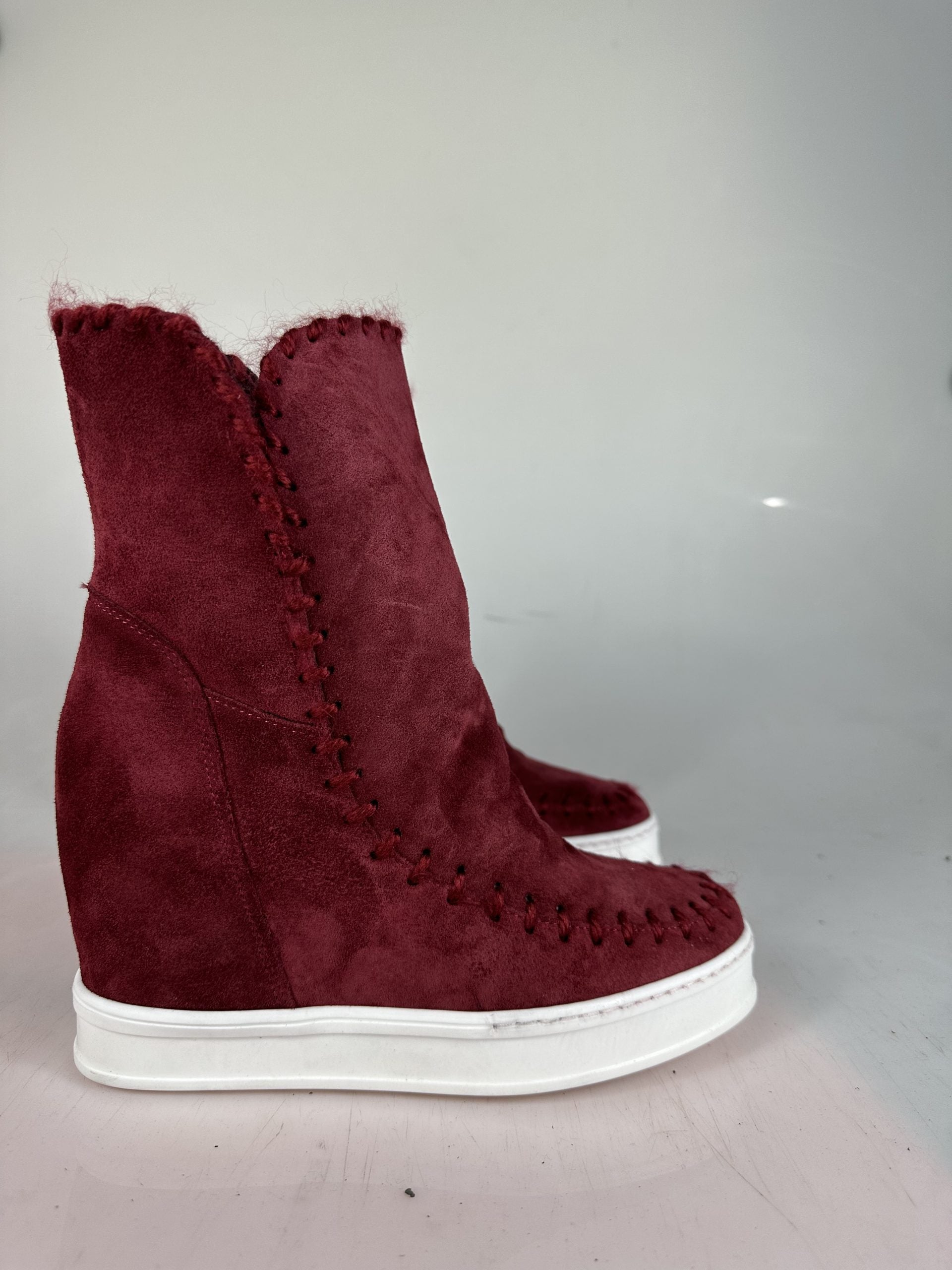 Louu ruby ​​suede