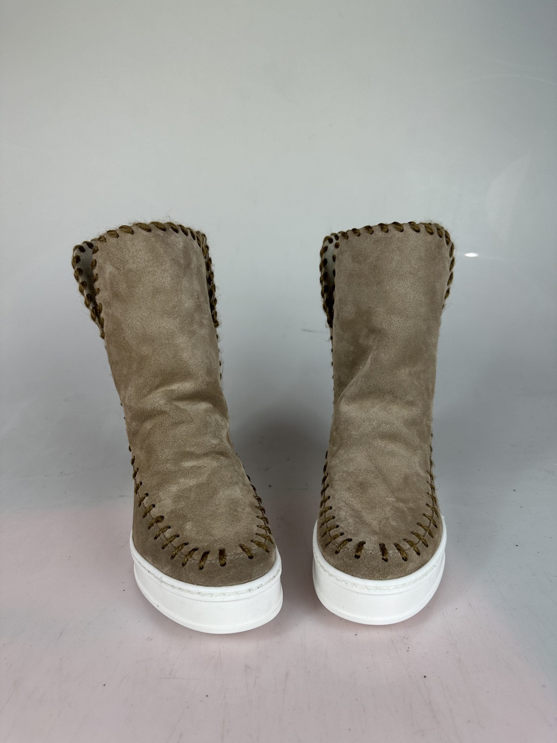 Louu beige suede with brown stitching