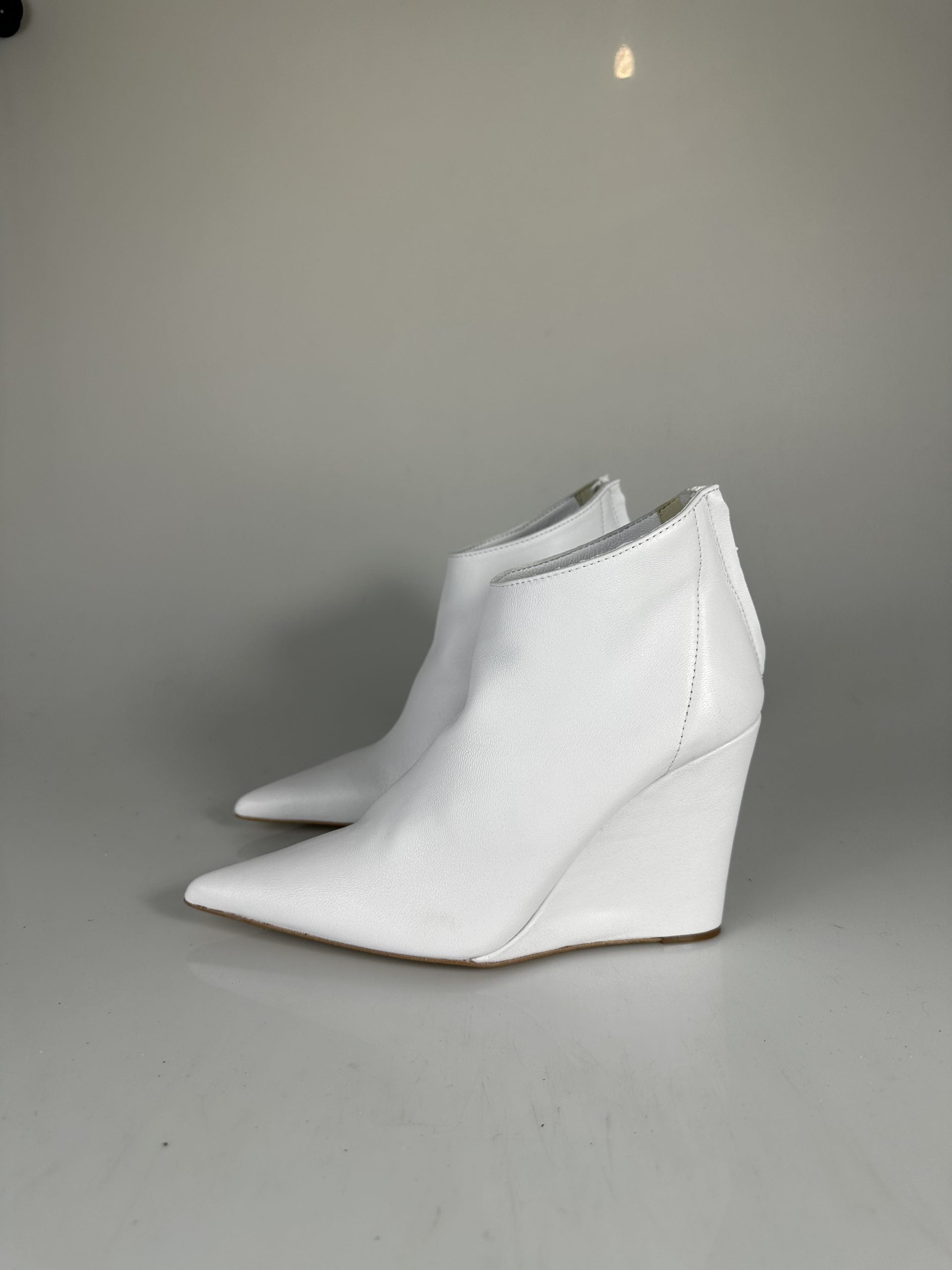 Aurora white leather