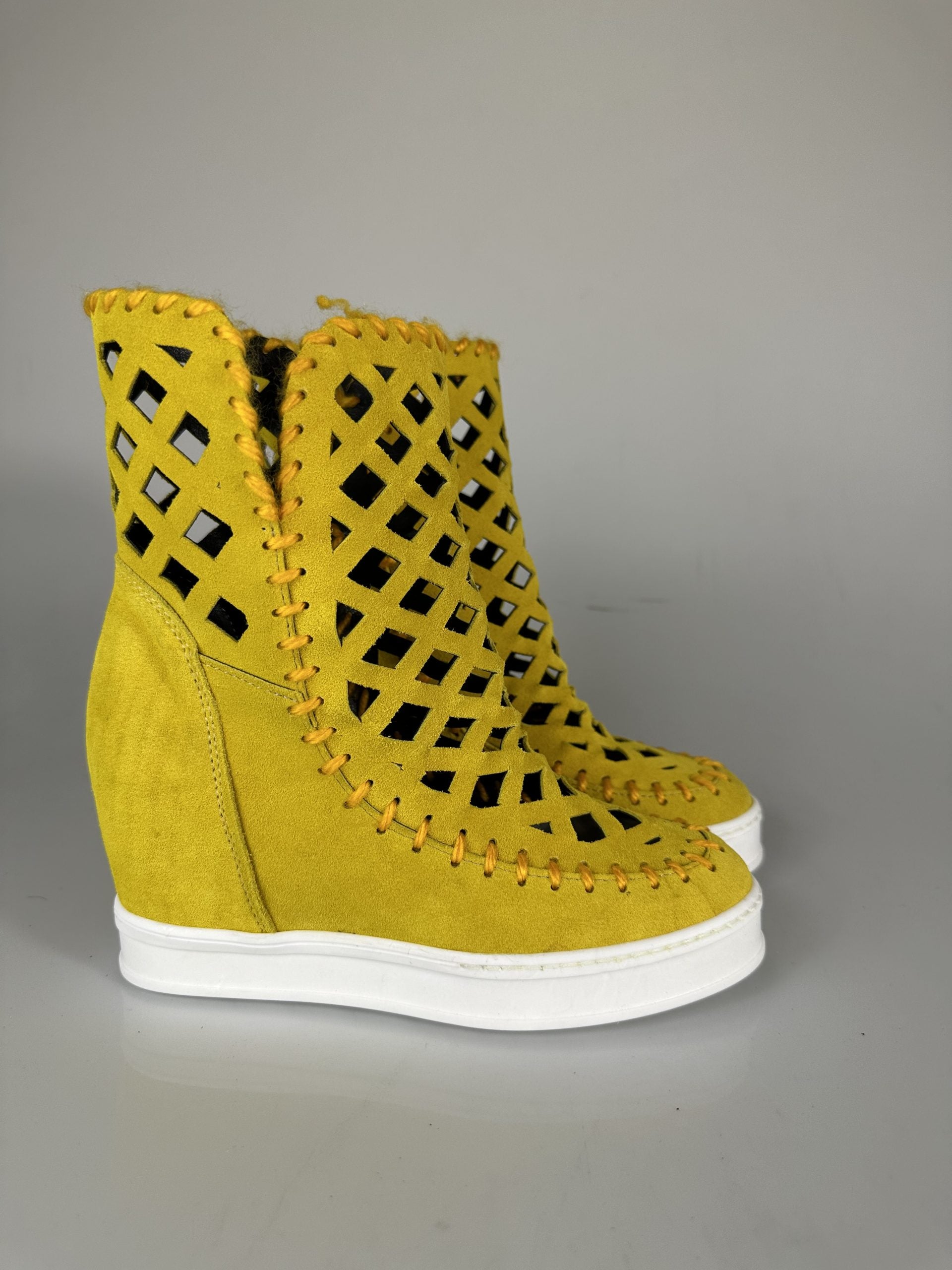 Cherry yellow cam frame