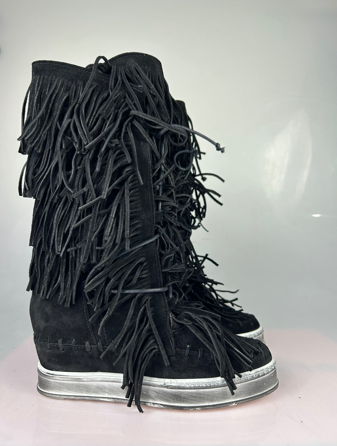 Regular black suede matching sole