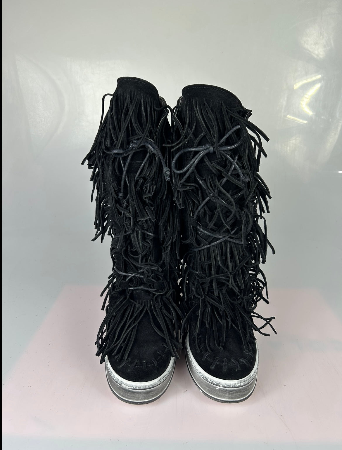 Regular black suede matching sole