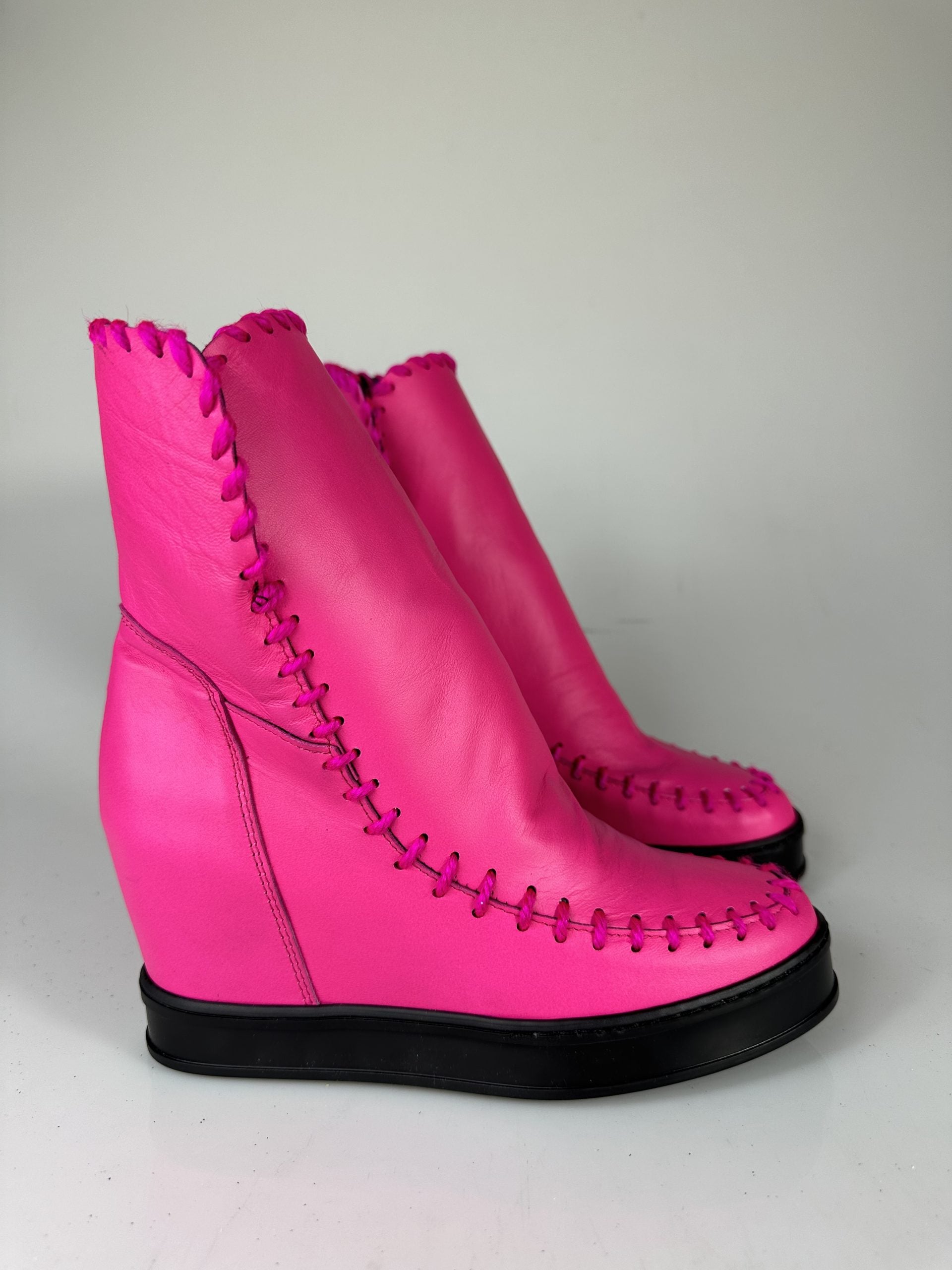 Louu fuchsia leather black sole NEW