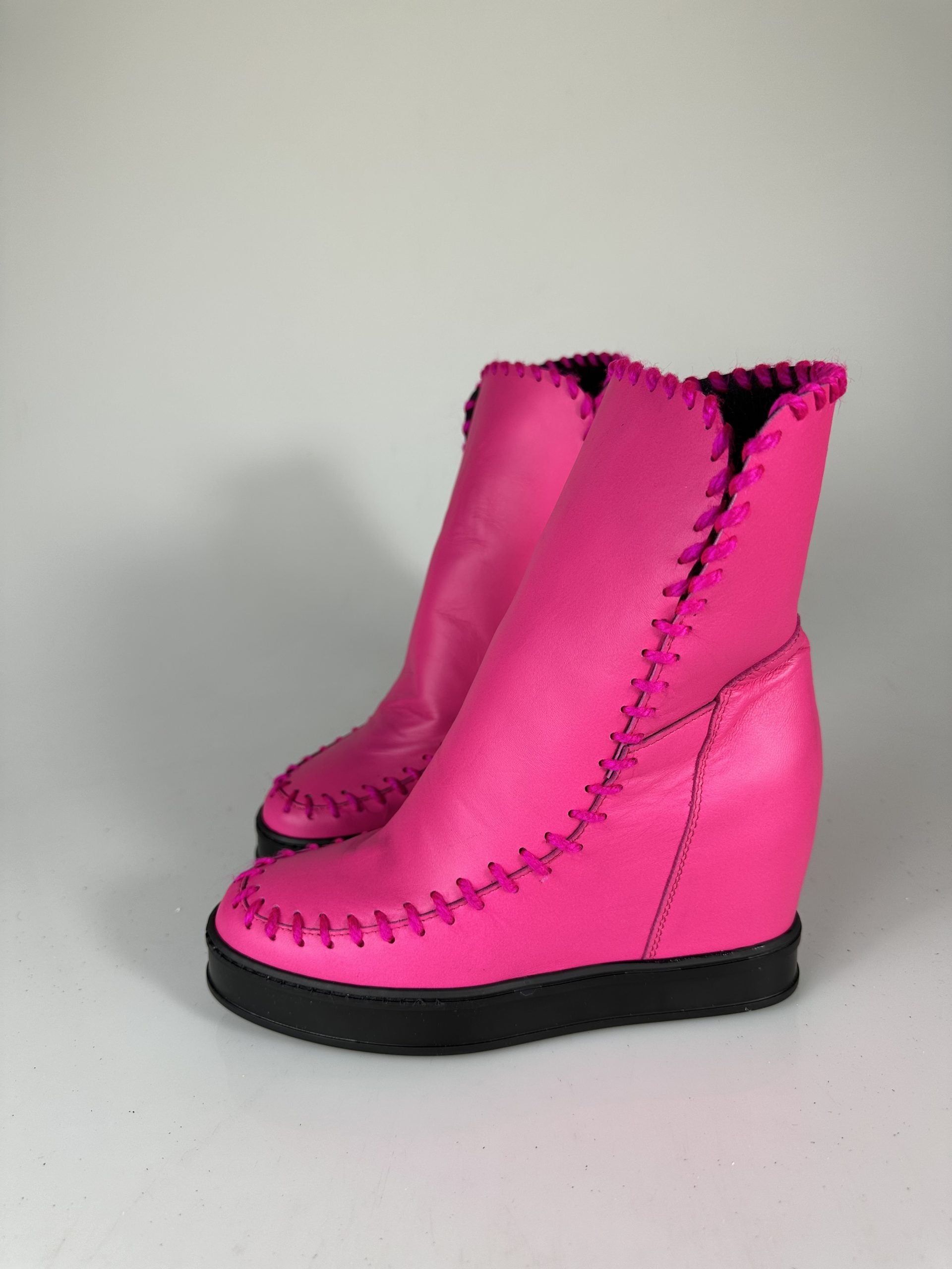 Louu fuchsia leather black sole NEW